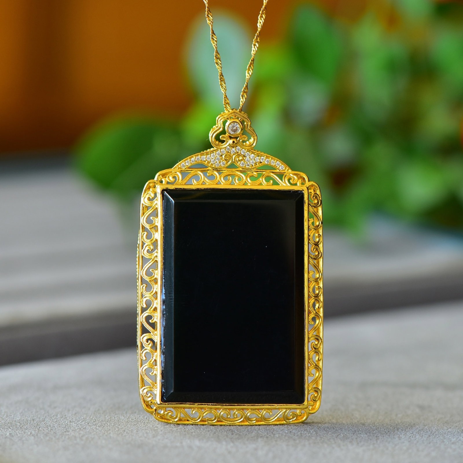 An Exquisite Bronze-Gold Plated Inlaid Green Jade Necklace,Inlaid Diamond: An Exquisite Bronze-Gold Plated Inlaid Green Jade Necklace,Inlaid Diamond,Size:1.2inx1.8in 铜镀金镶青玉项链,嵌钻石