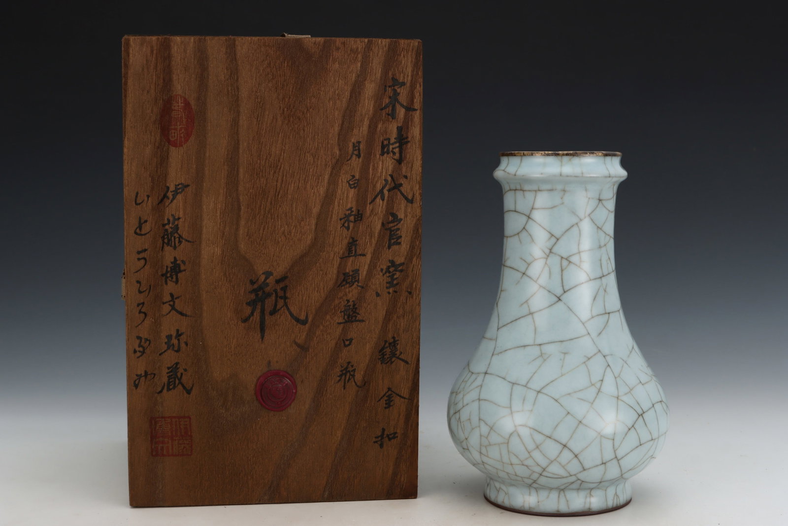 An Exquisite Guan yao White Glazed Painted Gold Vase,with an Imperial Poem by Emperor Qianlong: An Exquisite Guan yao White Glazed Painted Gold Vase,with an Imperial Poem by Emperor Qianlong,Song Dynasty,China,Size:8.4inx5.2in