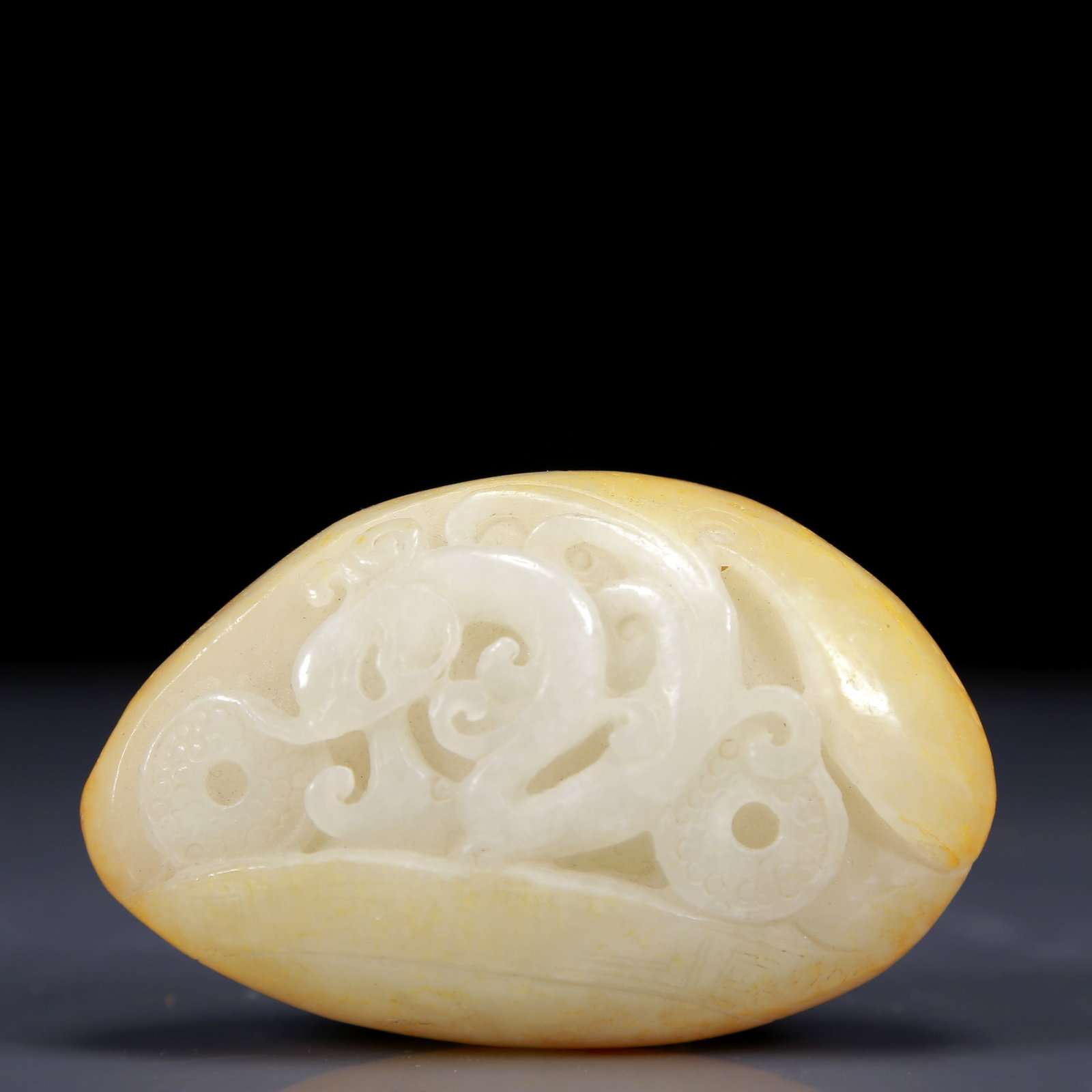An Exquisite White Jade Beast Pattern Ornament: An Exquisite White Jade Beast Pattern Ornament,Qing Dynasty, China,Size:2.2inx1inx3.3in,Weight:255g 白玉兽纹摆件，清代