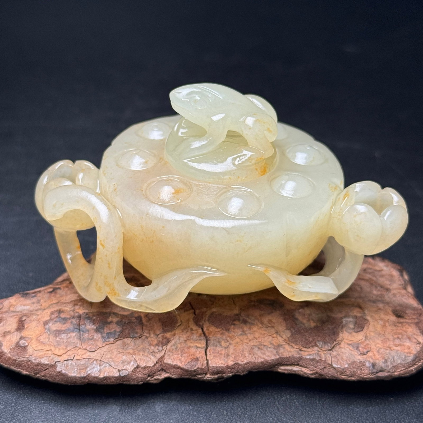An Exquisite White Jade Frog Pattern Ornament - 3