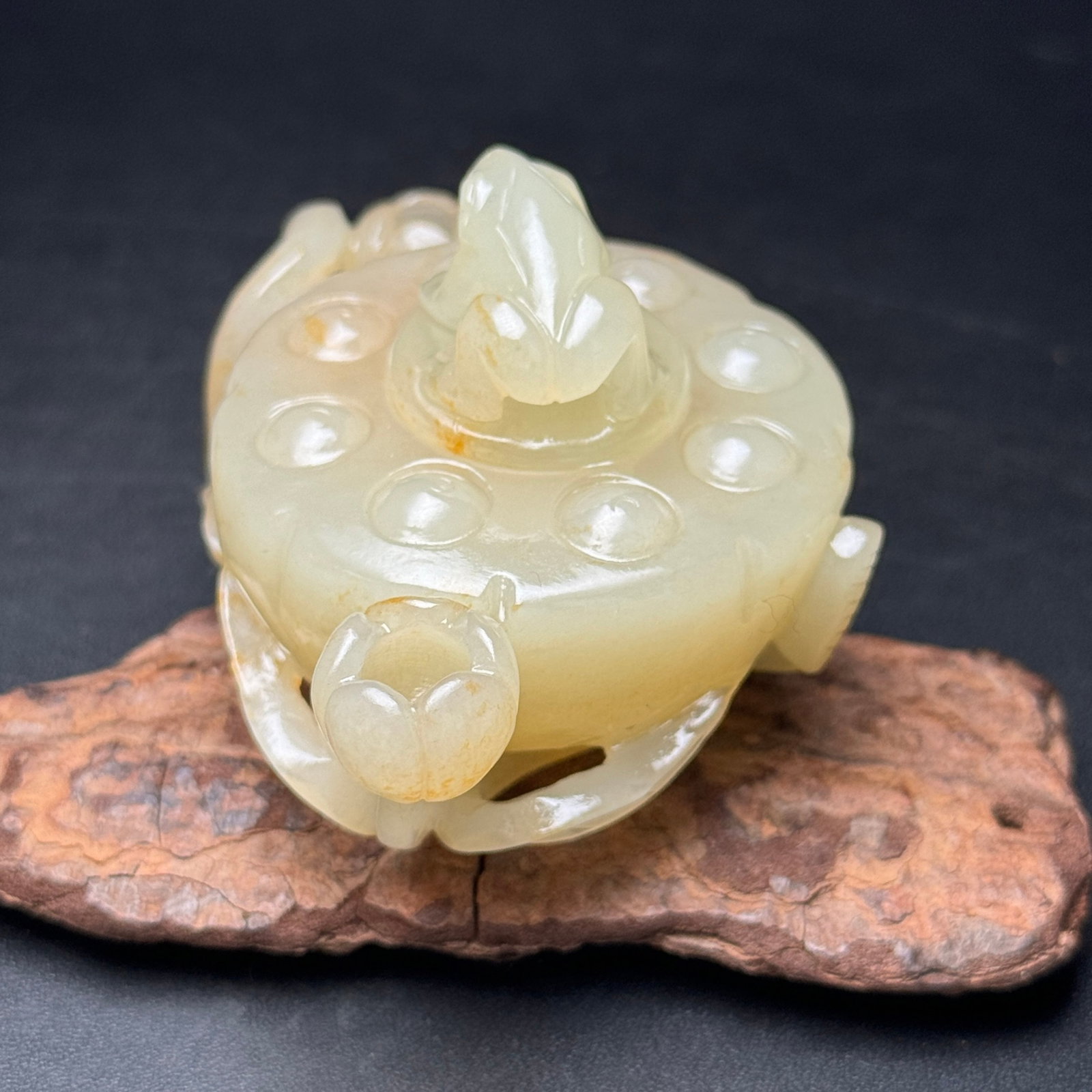 An Exquisite White Jade Frog Pattern Ornament - 4