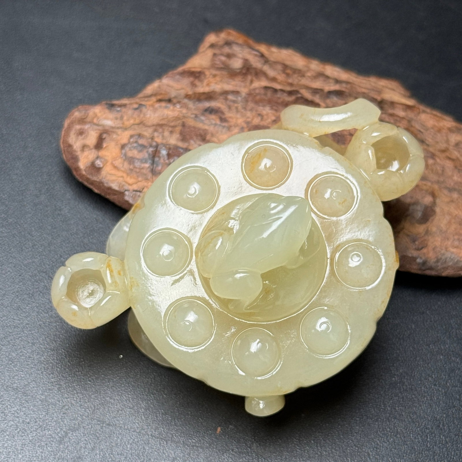 An Exquisite White Jade Frog Pattern Ornament - 5