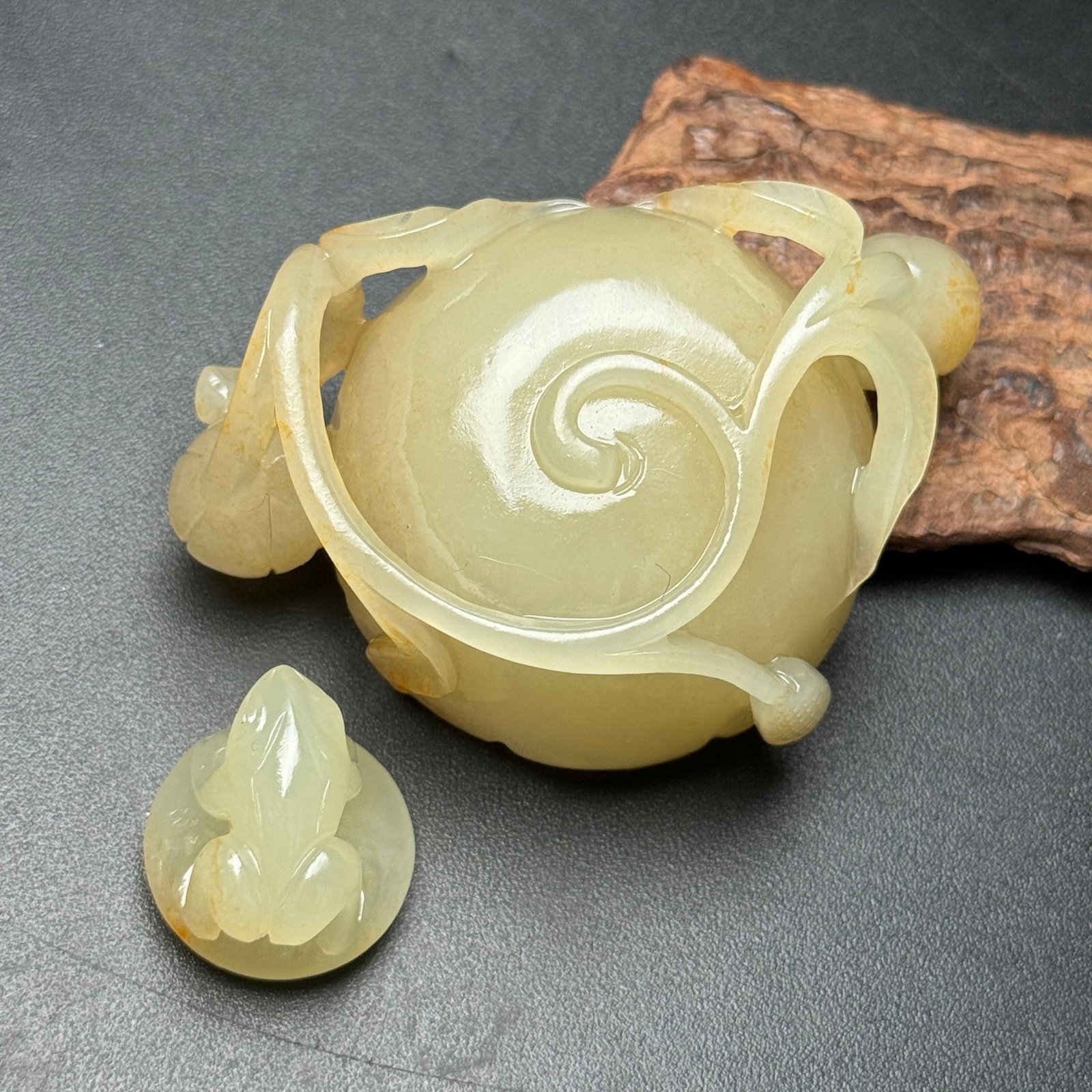 An Exquisite White Jade Frog Pattern Ornament - 7