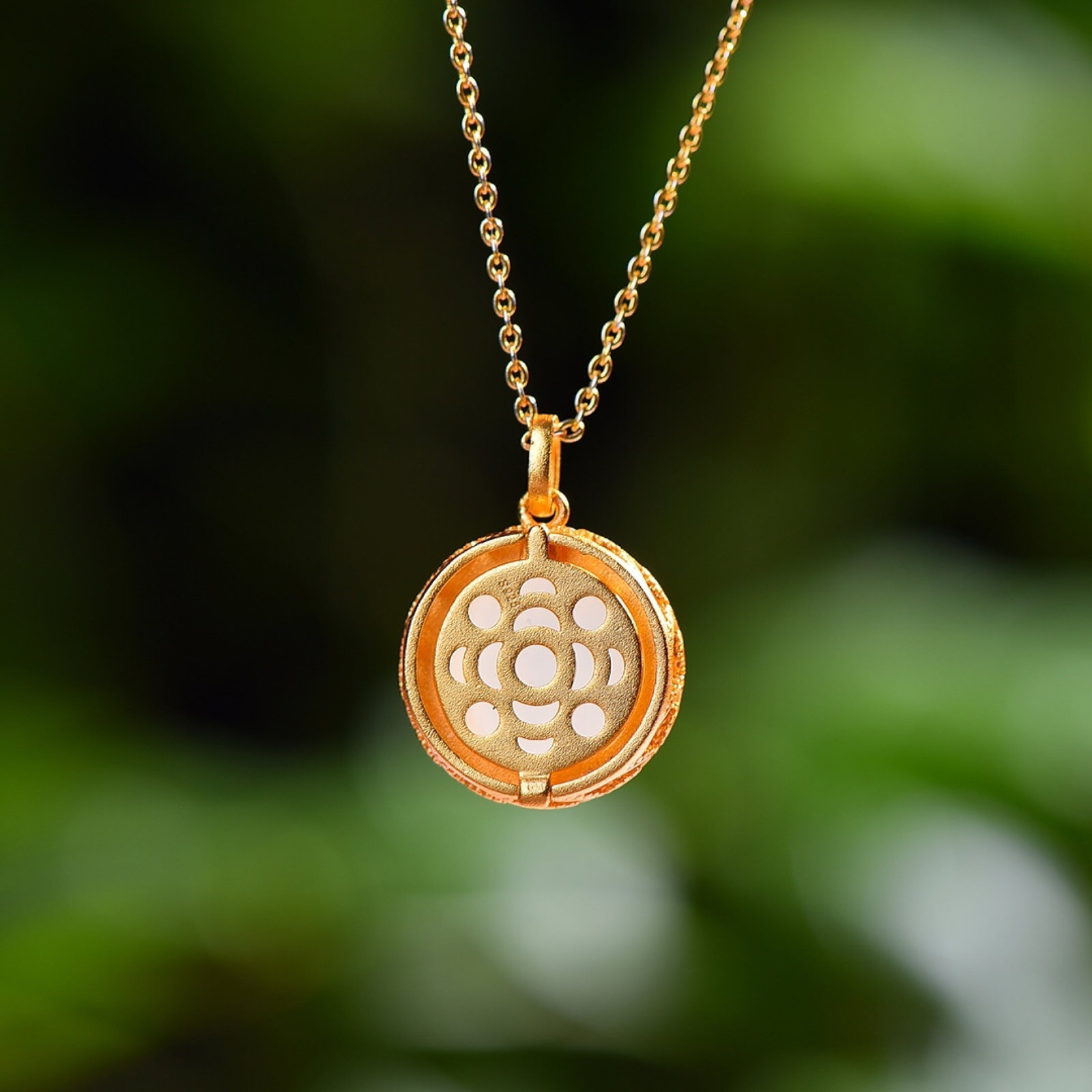 An Exquisite Sterling Silver-Gold Plated Inlaid White Jade Necklace: An Exquisite Sterling Silver-Gold Plated Inlaid White Jade Necklace,Size:0.6inx0.6in 纯银镀金镶白玉项链