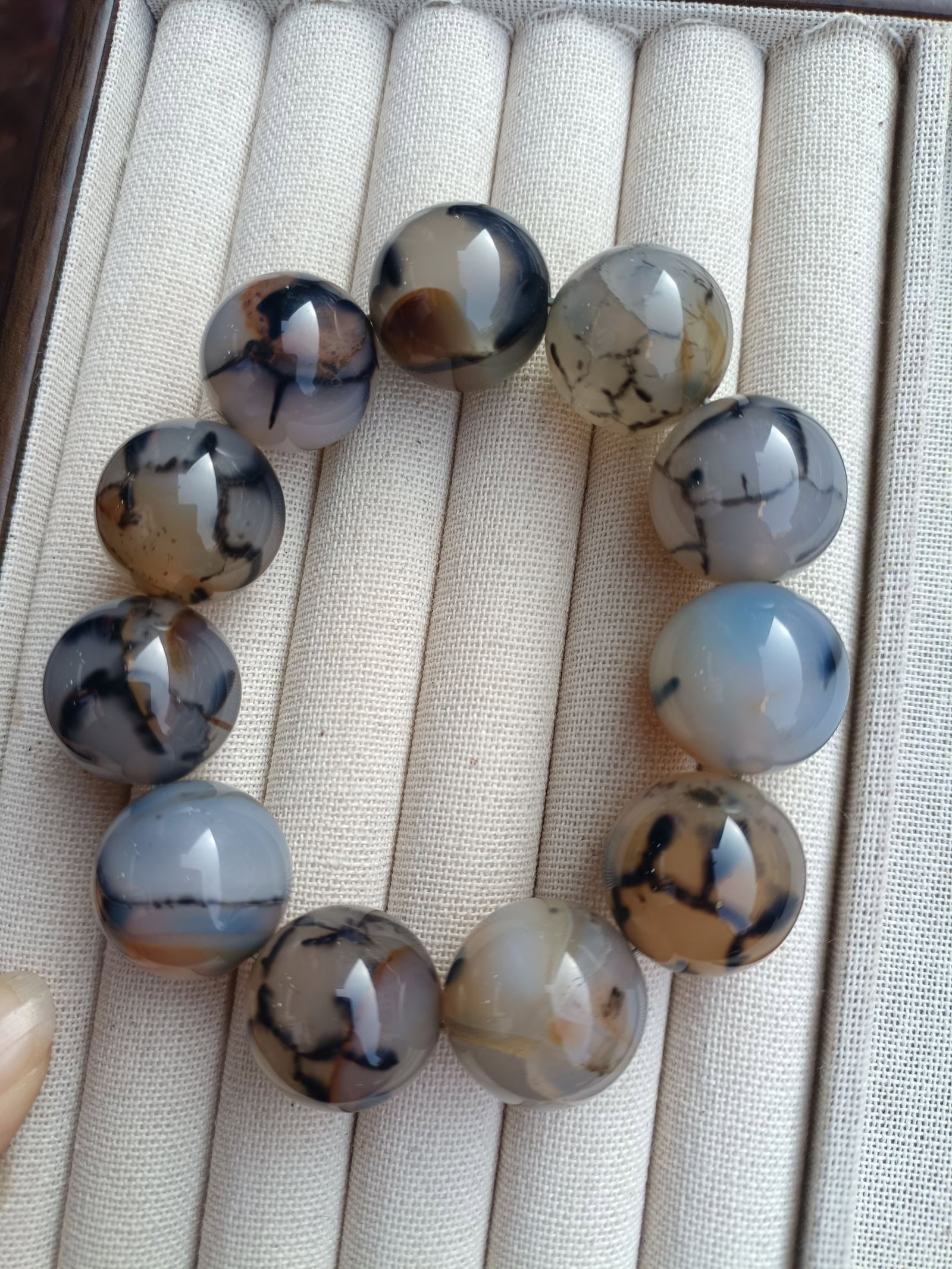 An Exquisite Agate Bracelets - 2