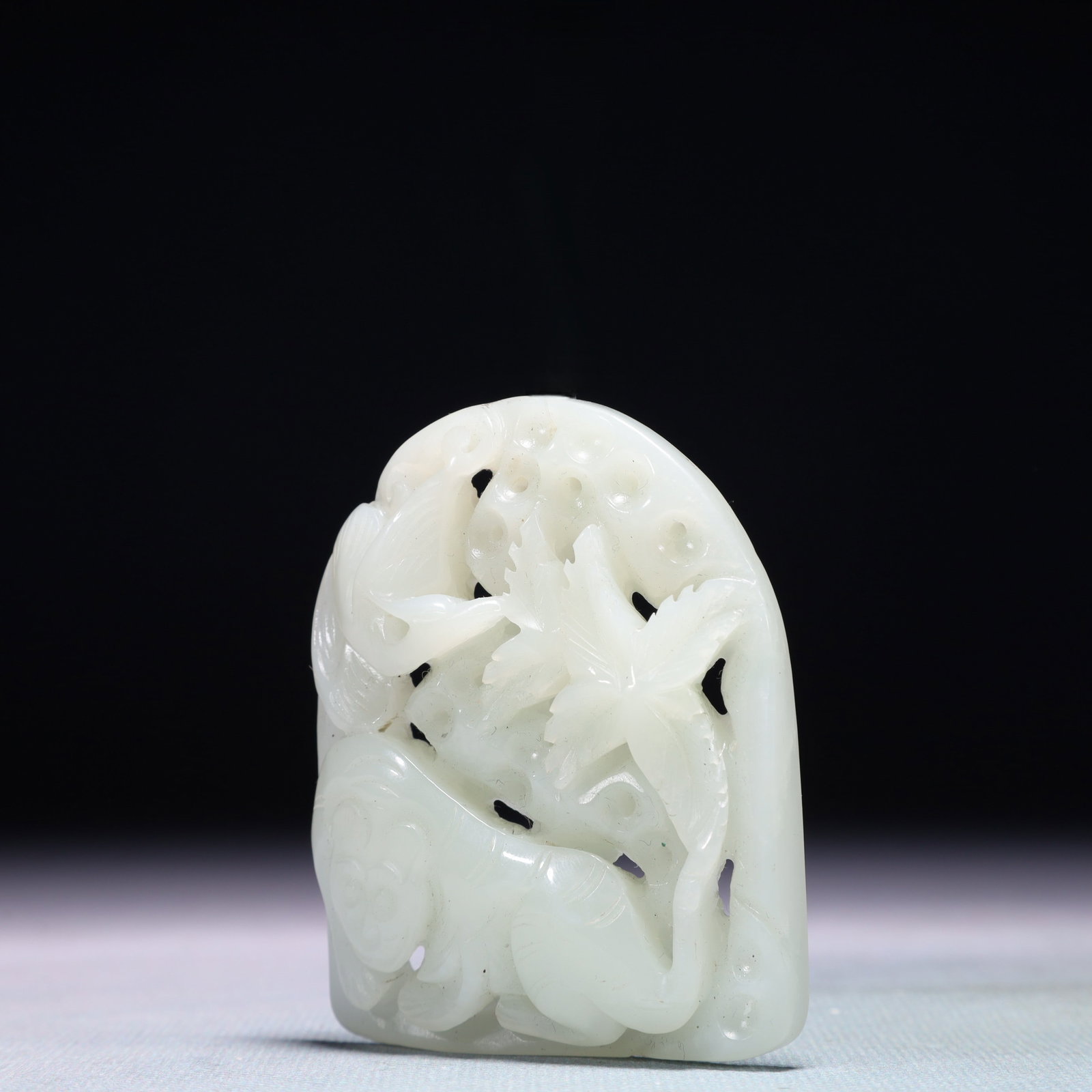 An Exquisite White Jade Beast Pattern Pendant - 2