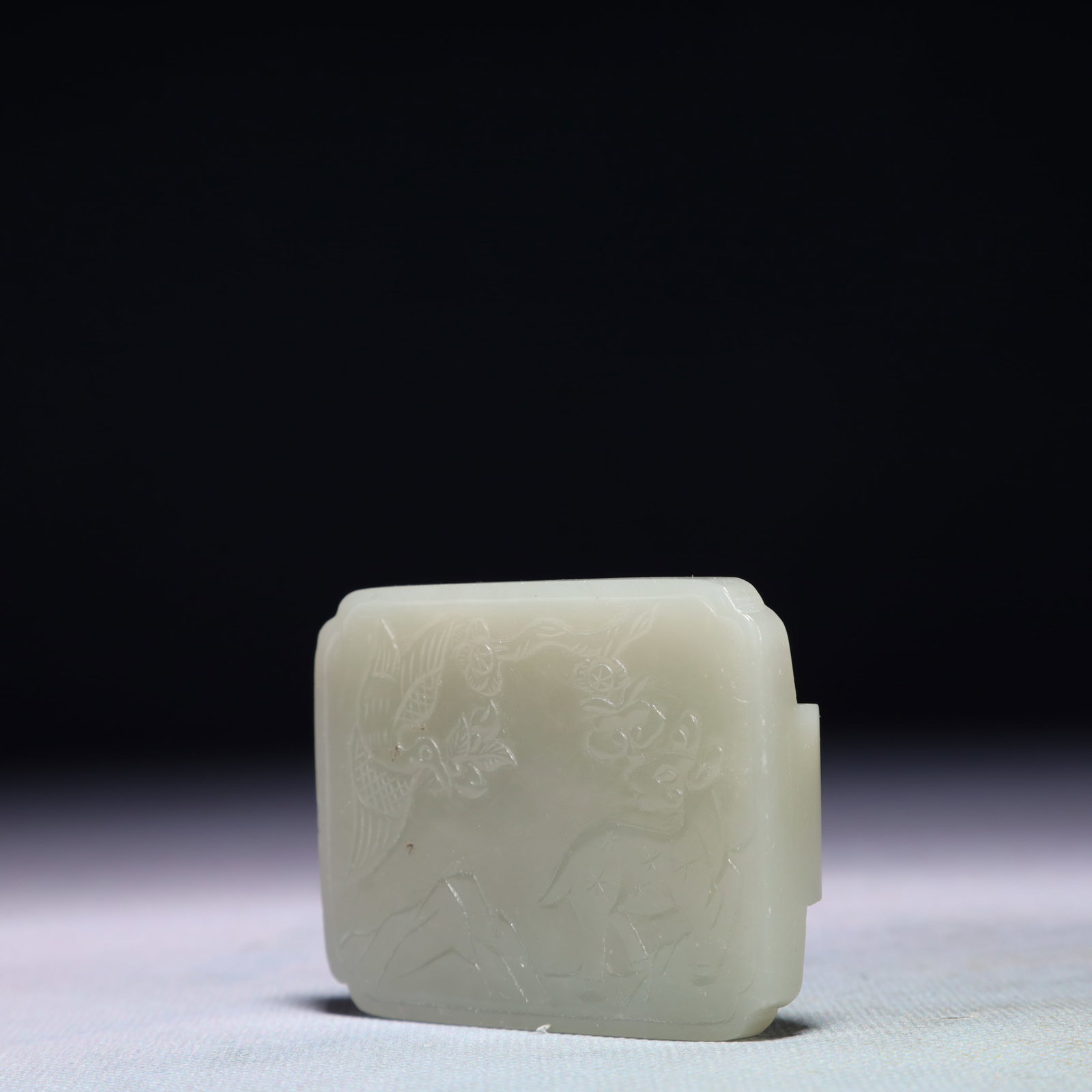 An Exquisite White Jade Deer Pattern Pendant - 2