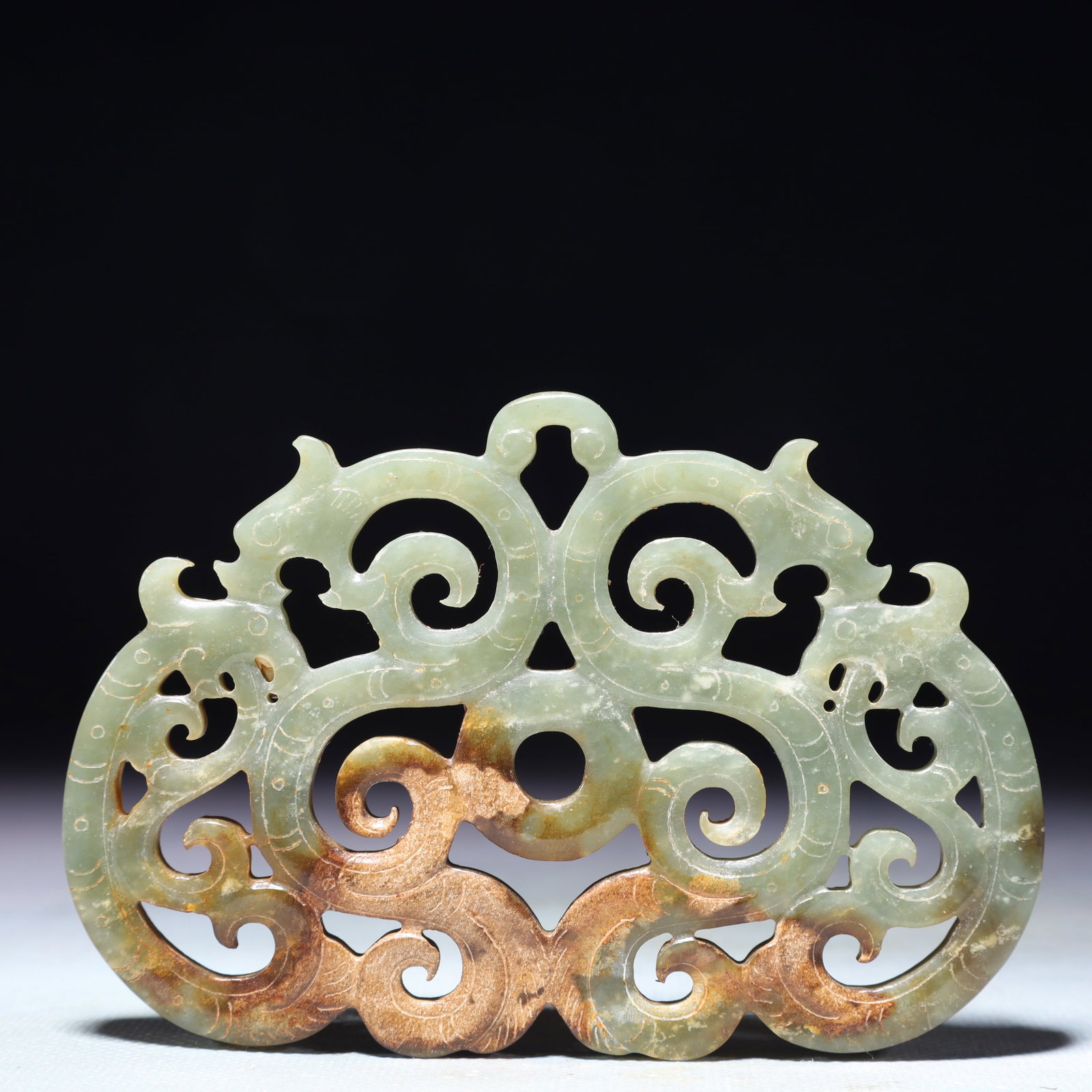 An Exquisite White Jade Dragon Pendant: An Exquisite White Jade Dragon Pendant,Qing Dynasty,China,Size:4.7inx3.1in,Weight:111.2g 白玉龙挂件,中国清代