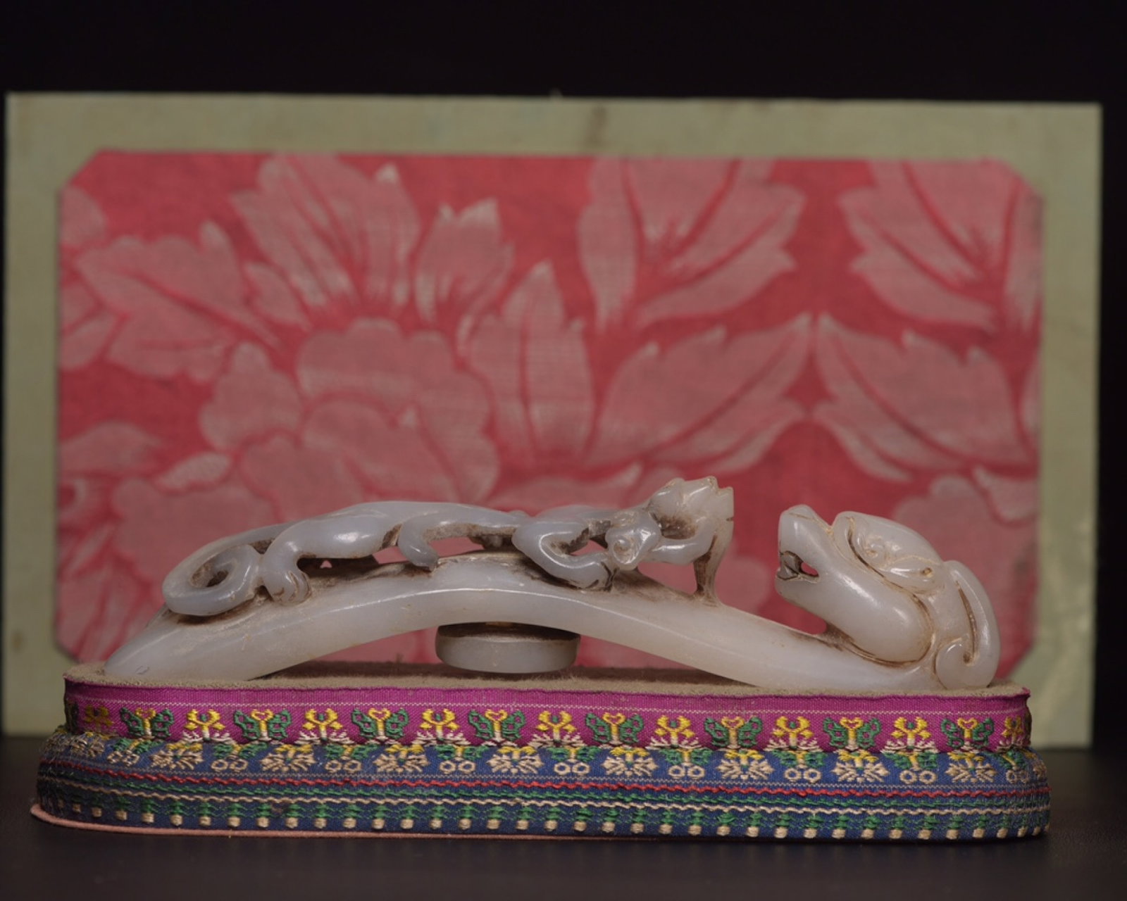 An Exquisite White Jade Dragon Pattern Ornament: An Exquisite White Jade Dragon Pattern Ornament,Qing Dynasty,China,Size:7.9inx1.7inx1.7in,Weight:438g 白玉龙纹摆件,中国清代
