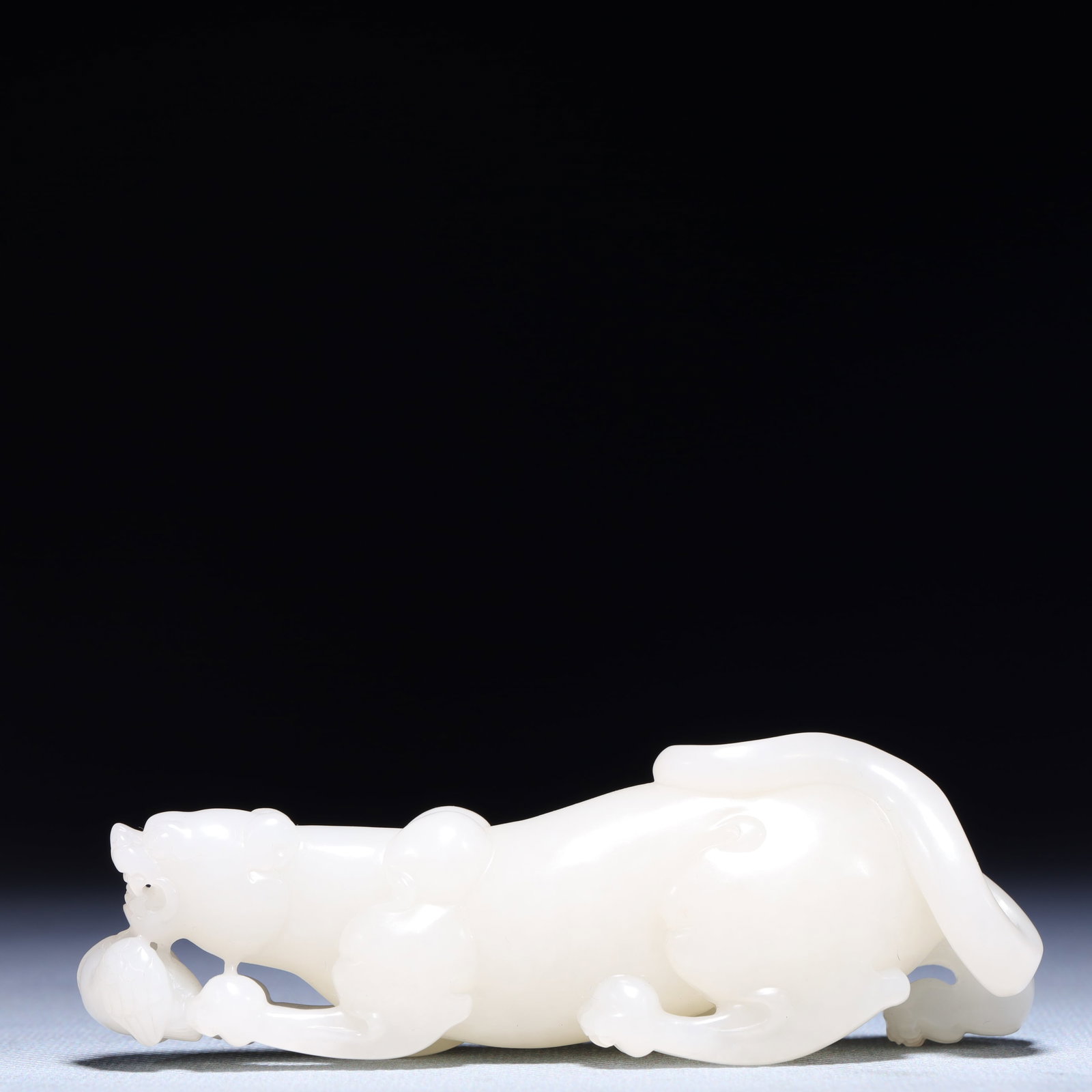 An Exquisite White Jade Beast Ornament: An Exquisite White Jade Beast Ornament,Qing Dynasty,China,Size:4.3inx1inx1.2in,Weight:147.6g 白玉兽摆件,中国清代