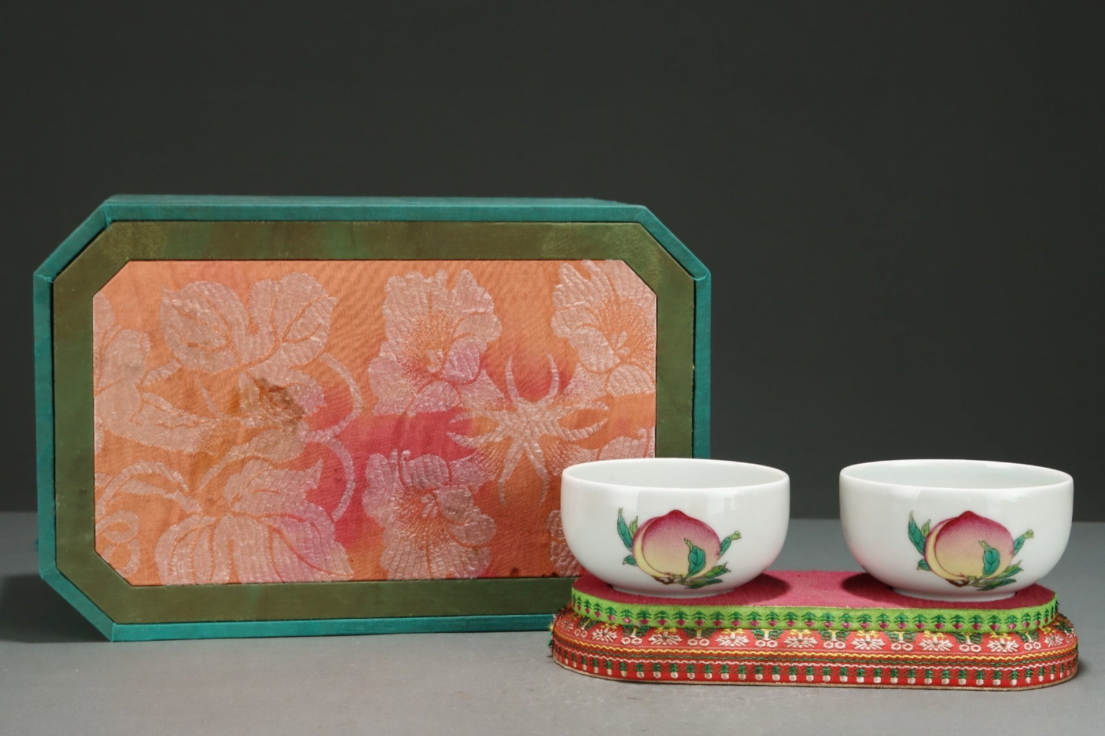 A Pair of Exquisite Famille-Rose Peach Pattern Cups: A Pair of Exquisite Famille-Rose Peach Pattern Cups,Qing Dynasty,China,Yongzheng Four-character Mark,Size:2.1inx3.6in 一对粉彩桃子纹杯子,中&