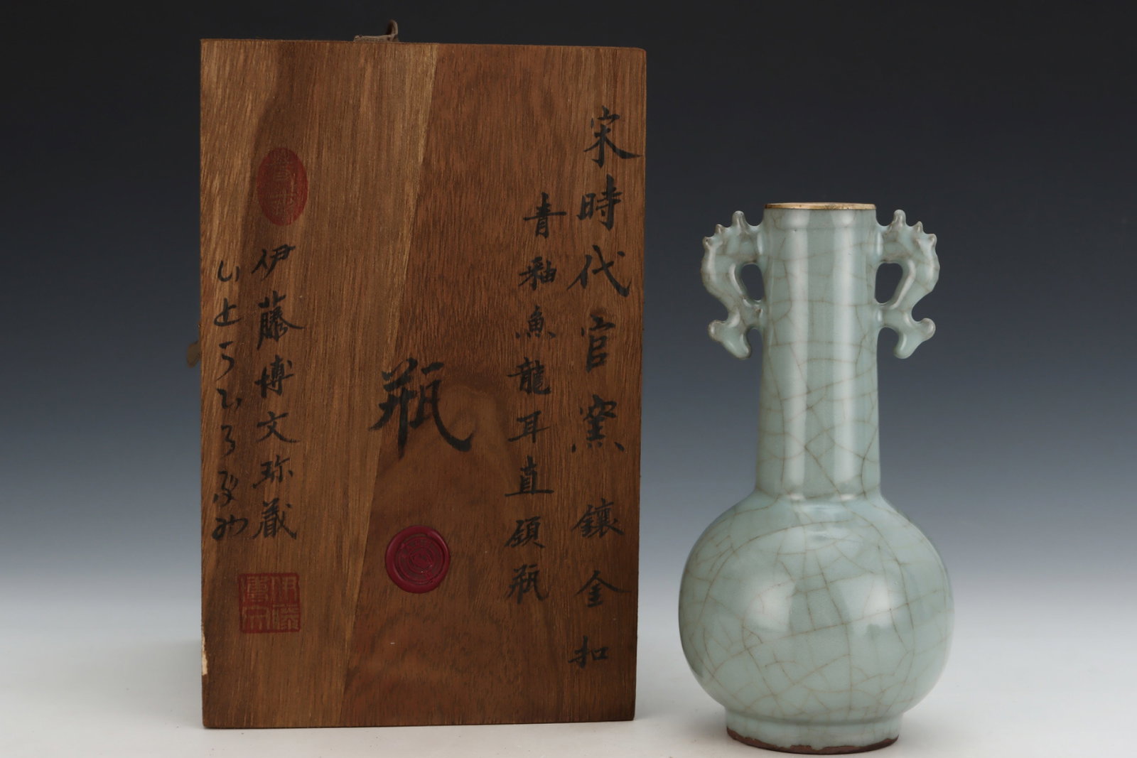 An Exquisite Guan yao Celadon Glazed Painted Gold Double-Ears Vase: An Exquisite Guan yao Celadon Glazed Painted Gold Double-Ears Vase,Song Dynasty,China,Size:8.5inx4.3in 官窑青釉描金双耳瓶,中国宋