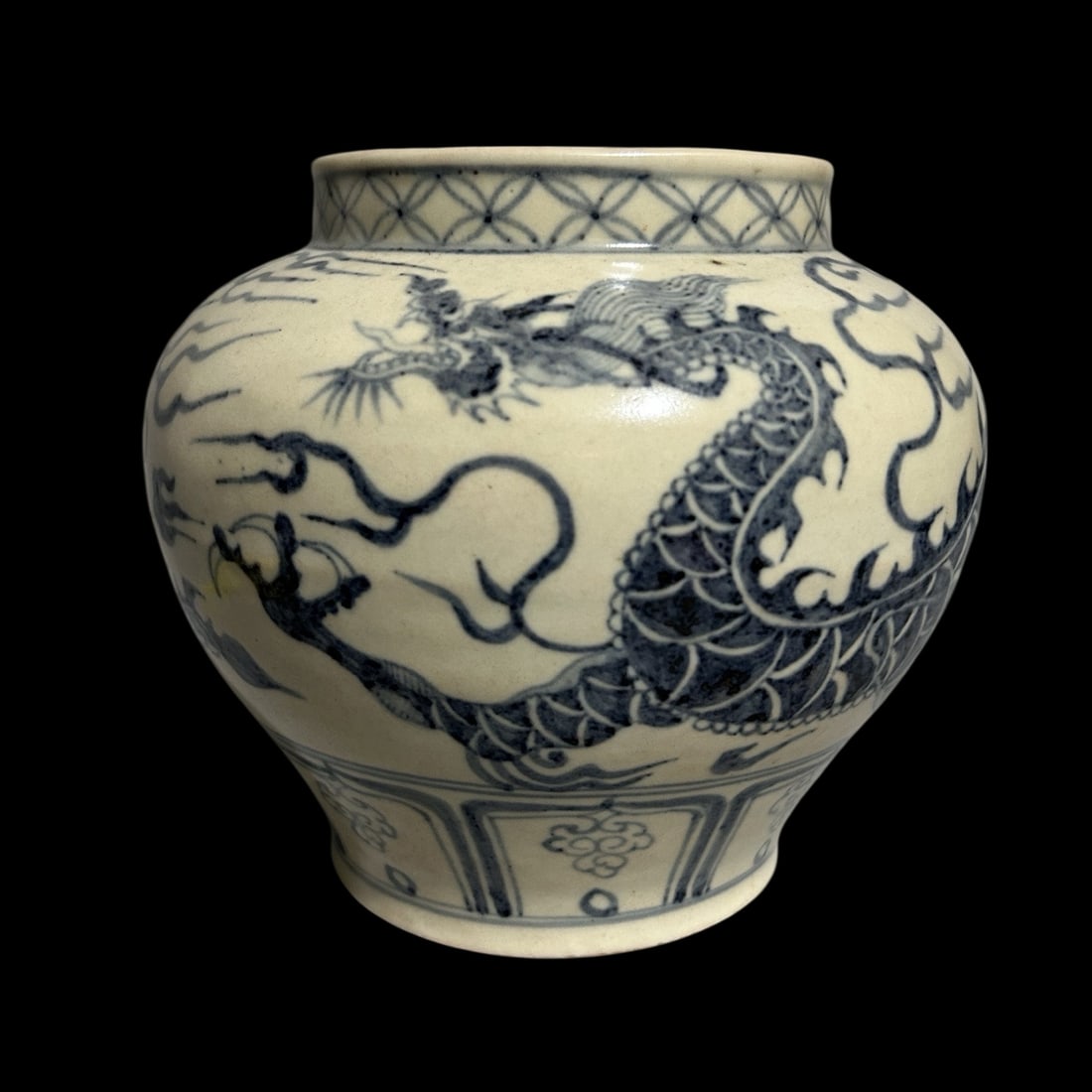 An Exquisite Blue and White Dragon Pattern Jar: An Exquisite Blue and White Dragon Pattern Jar,Qing Dynasty,China,Size:5.2inx6.1in