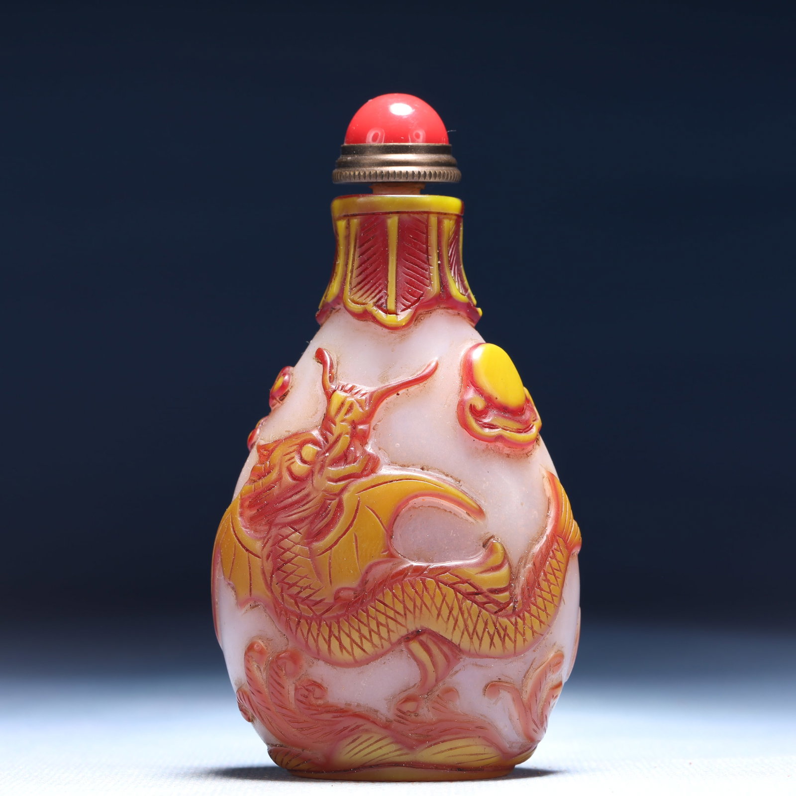 An Exquisite Glass Dragon Pattern Snuff Bottle