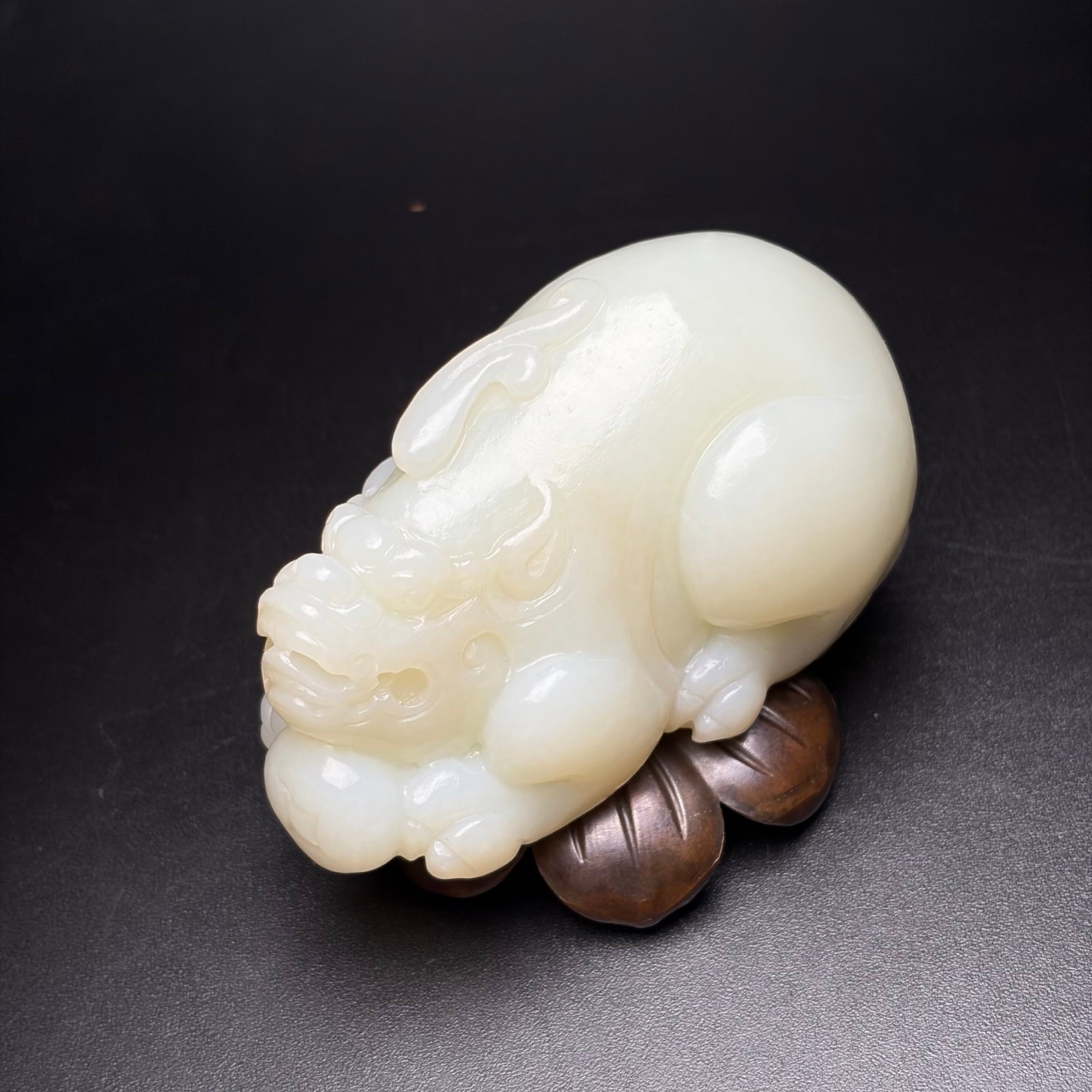 An Exquisite White Jade Auspicious Beast Hand Piece: An Exquisite White Jade Auspicious Beast Hand Piece,Qing Dynasty,China,Size:3.5inx2inx2in,Weight:290g 白玉瑞兽手把件,中国清代
