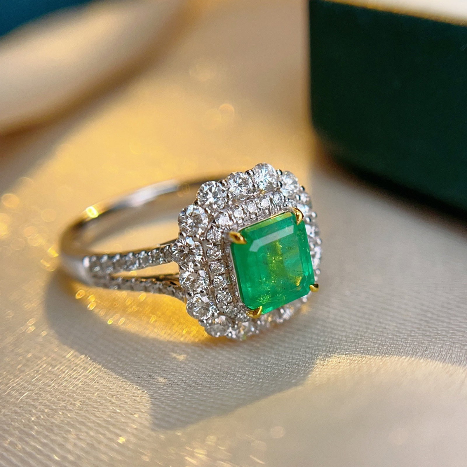 A Exquisite 18k Gold Inlaid 2.91ct Vivid Green and 0.867ct Diamond Ring