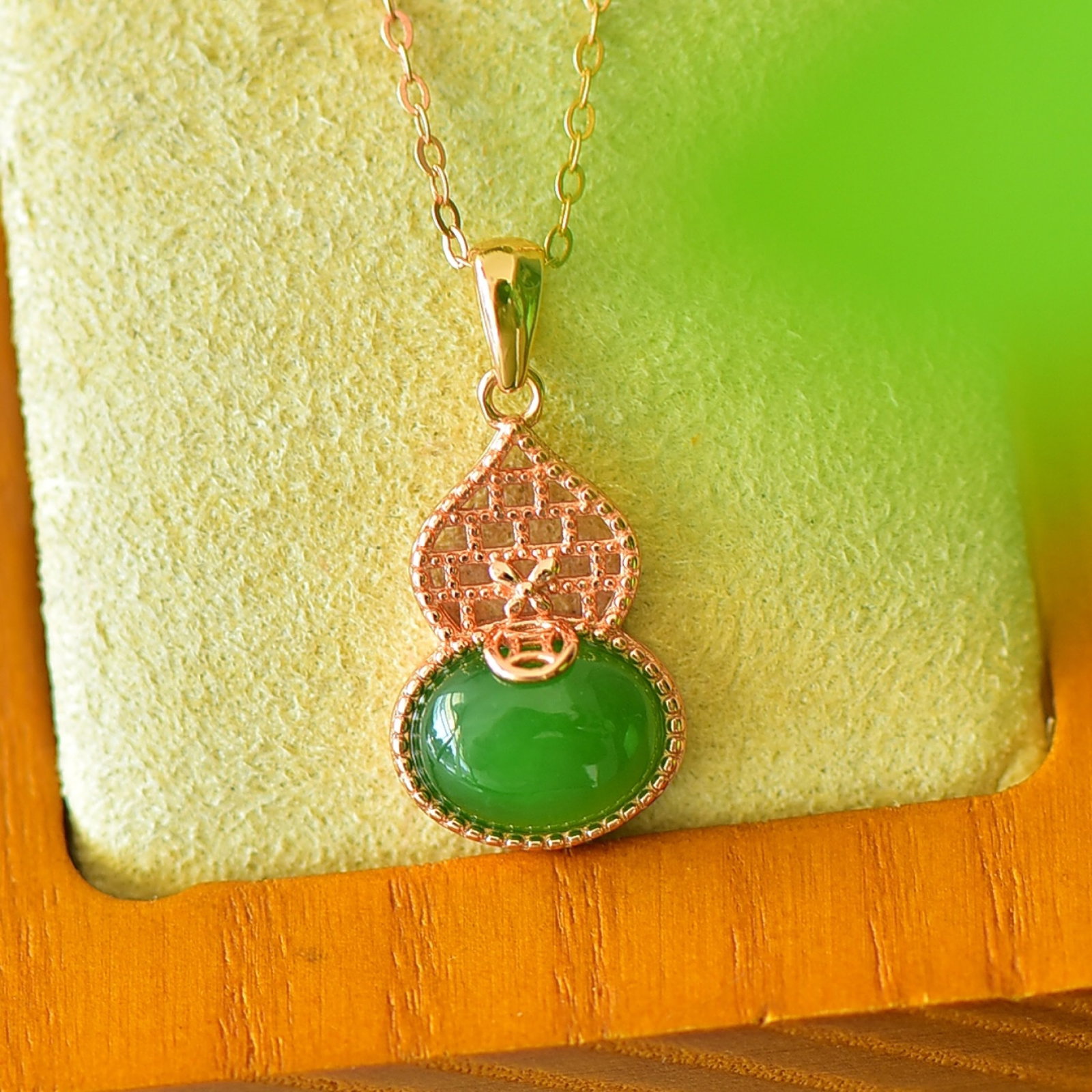 An Exquisite Sterling Silver-Gold Plated Inlaid Jasper Necklace: An Exquisite Sterling Silver-Gold Plated Inlaid Jasper Necklace,Size:0.4inx0.9in 纯银镀金镶碧玉项链