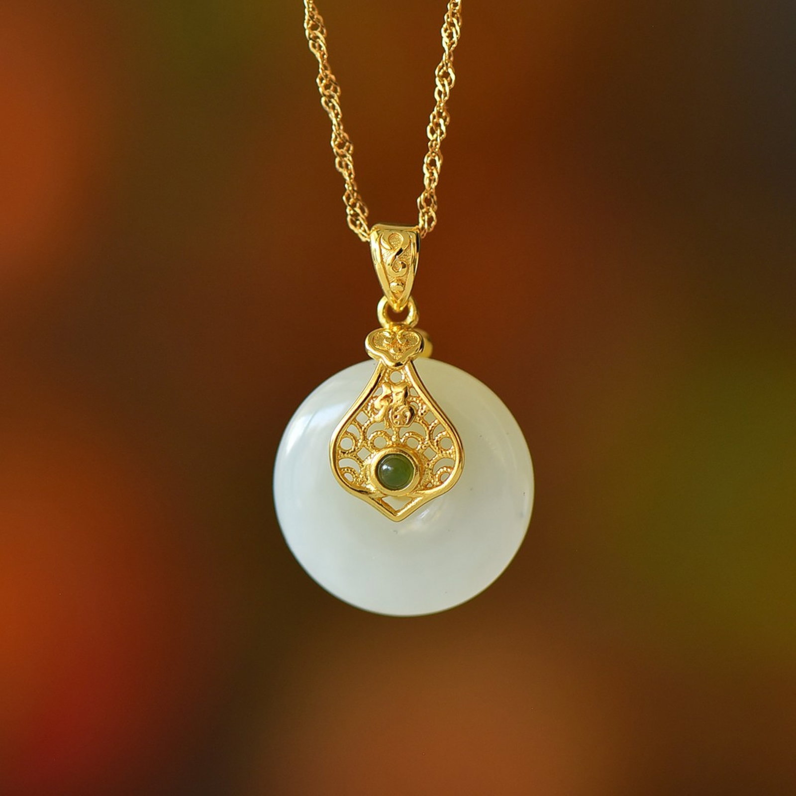 An Exquisite Sterling Silver-Gold Plated Inlaid White Jade Pendant: An Exquisite Sterling Silver-Gold Plated Inlaid White Jade Pendant,Size:0.7inx0.7in 纯银镀金镶白玉吊坠