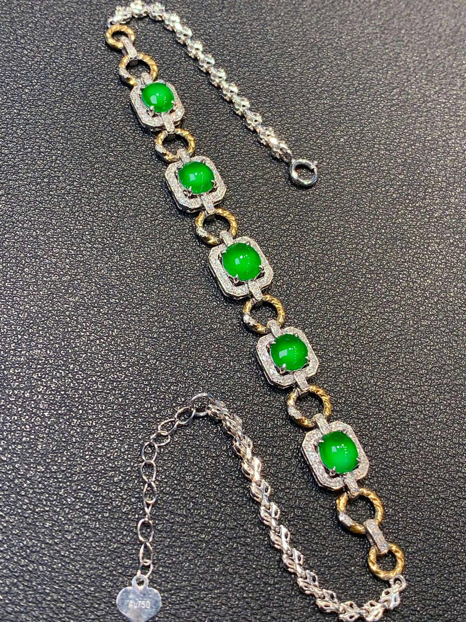 An Exquisite 18k Gold Diamond Inlaid Jadeite Bracelet: An Exquisite 18k Gold Diamond Inlaid Jadeite Bracelet,Size(Loose Stone):0.2inx0.2in 18k金钻镶嵌翡翠手链
