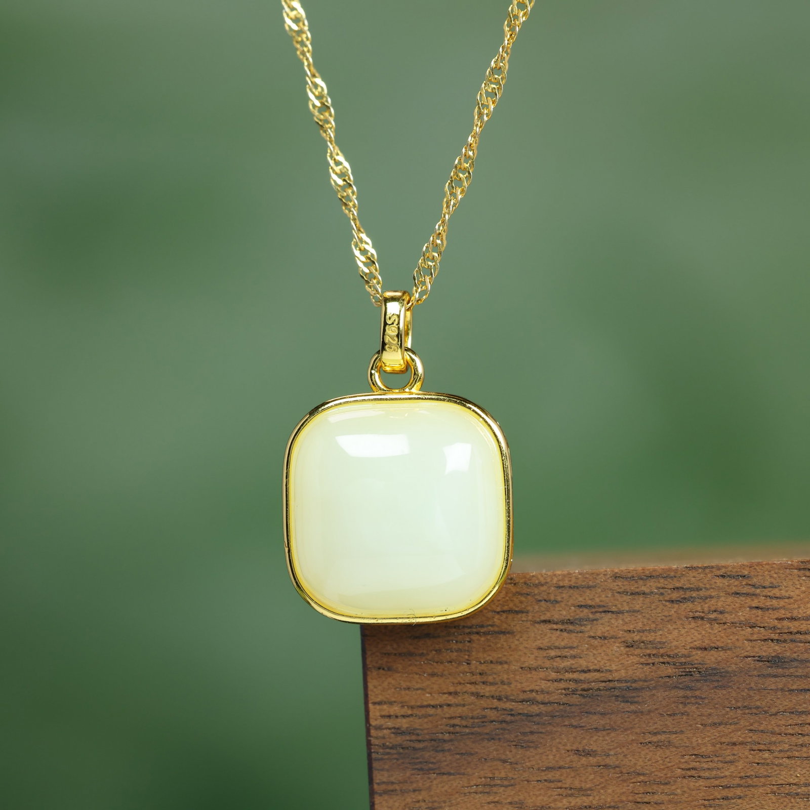 An Exquisite Sterling Silver-Gold Plated Inlaid White Jade Necklace: An Exquisite Sterling Silver-Gold Plated Inlaid White Jade Necklace,Size:0.5inx0.5in 纯银镀金镶白玉项链