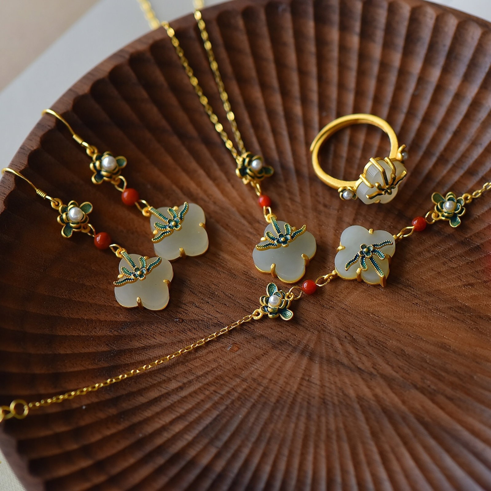A Set of Fine Sterling Silver-Gold Plated Inlaid White Jade Jewelrys,Inlaid Pearl: A Set of Fine Sterling Silver-Gold Plated Inlaid White Jade Jewelrys,Inlaid Pearl 一套纯银镀金镶白玉首饰,嵌珍珠