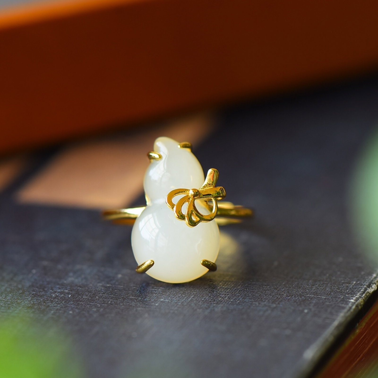 An Exquisite Sterling Silver-Gold Plated Inlaid White Jade Ring: An Exquisite Sterling Silver-Gold Plated Inlaid White Jade Ring,Size:0.4inx0.7in 纯银镀金镶白玉戒指