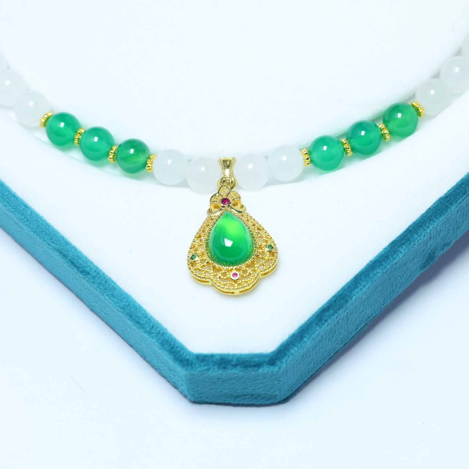 An Exquisite Bronze-Gold Plated Inlaid Chrysophrase Necklace: An Exquisite Bronze-Gold Plated Inlaid Chrysophrase Necklace,Size:(Loose)0.4inx0.6in,(Bead)0.3inx0.3in 铜镀金镶绿玉髓项链