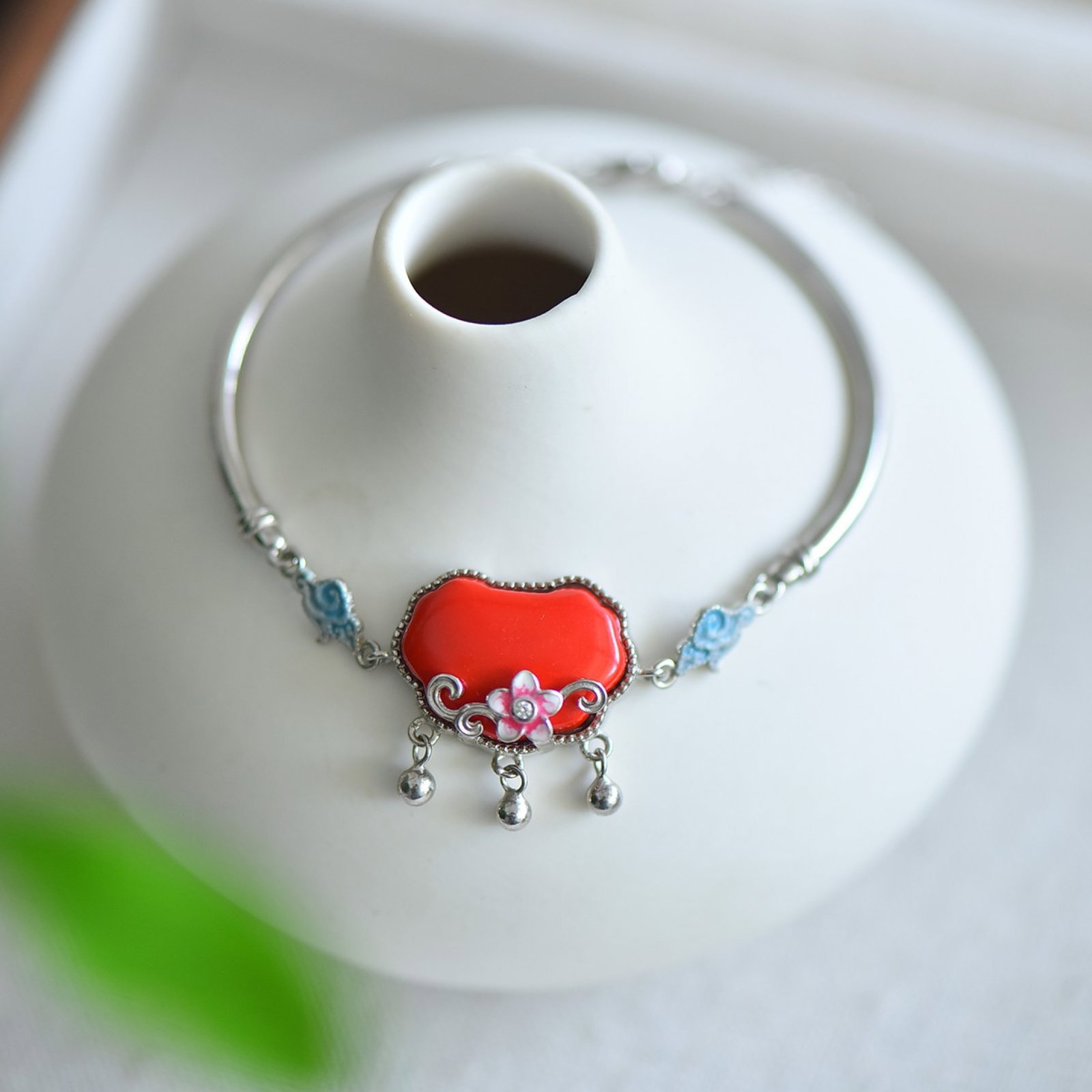An Exquisite Sterling Silver Inlaid Cinnabar Bracelets: An Exquisite Sterling Silver Inlaid Cinnabar Bracelets,Size:0.5inx0.7in 寓意:吉祥如意,梅开五福