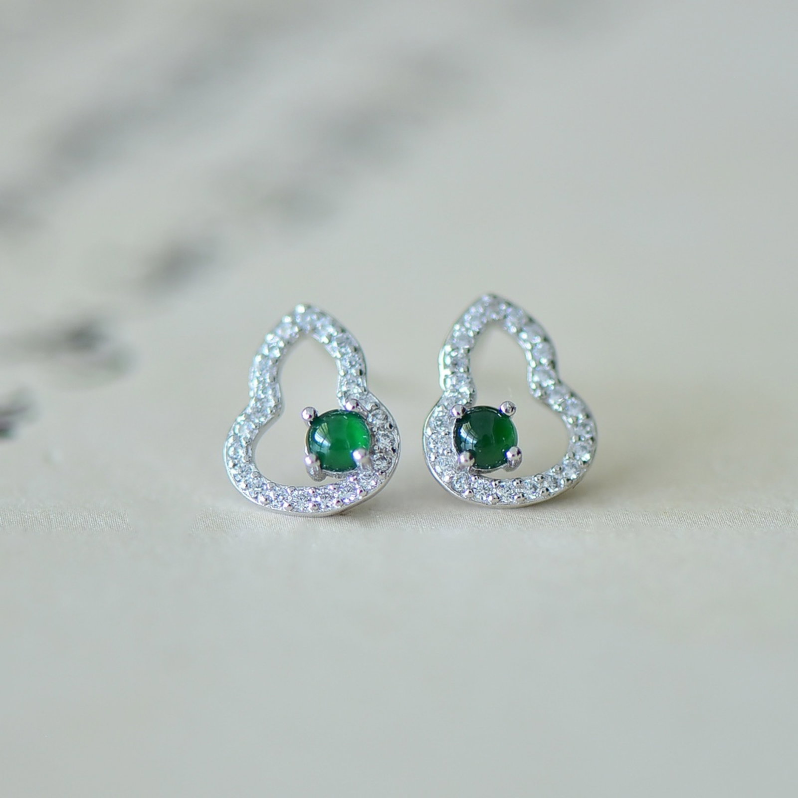 A Pair of Exquisite Sterling Silver Inlaid Jadeite Earrings: A Pair of Exquisite Sterling Silver Inlaid Jadeite Earrings,Size:0.1inx0.1in 一对纯银镶翡翠耳钉