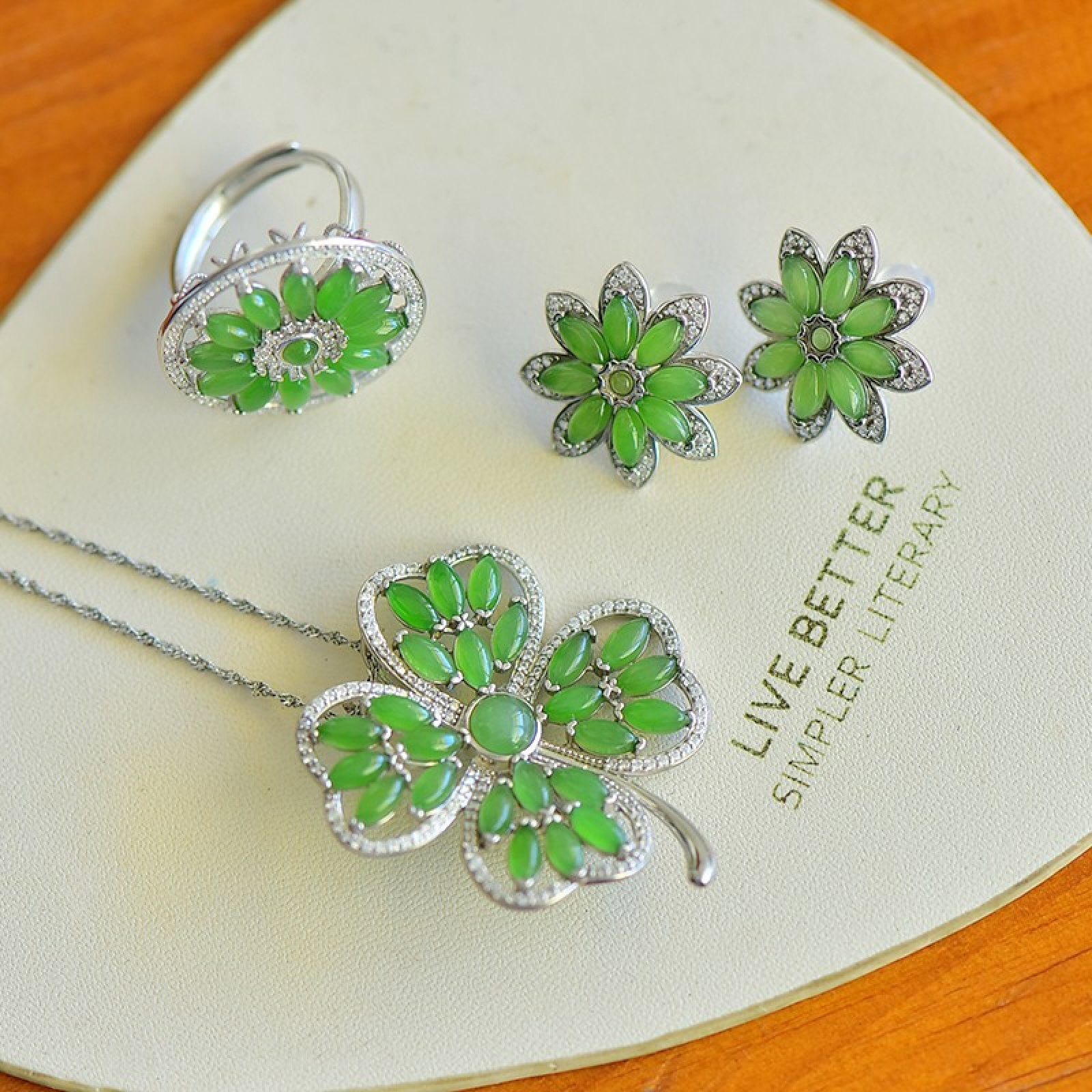A Pair of Exquisite Sterling Silver Inlaid Jasper Jewelry,Inlaid Diamond: A Pair of Exquisite Sterling Silver Inlaid Jasper Jewelry,Inlaid Diamond,Size:(Necklace)0.2inx0.2in,(Ring)0.1inx0.2in,(Earrings)0.1inx0.2in