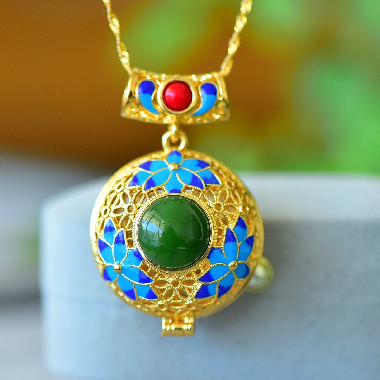 An Exquisite Bronze-Gold Plated Inlaid Jasper Flower Pattern Necklace: An Exquisite Bronze-Gold Plated Inlaid Jasper Flower Pattern Necklace,Size:0.5inx0.5in 铜镀金镶碧玉花卉纹项链