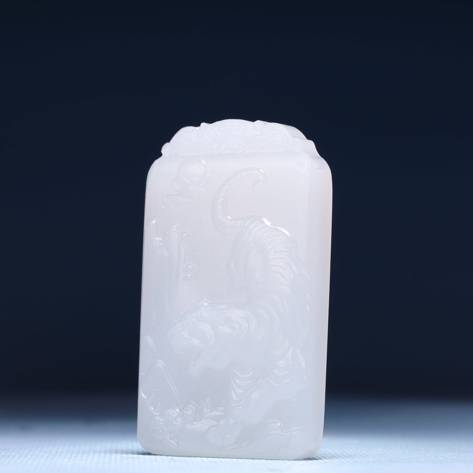 An Exquisite White Jade Tiger Pattern Pendant - 2
