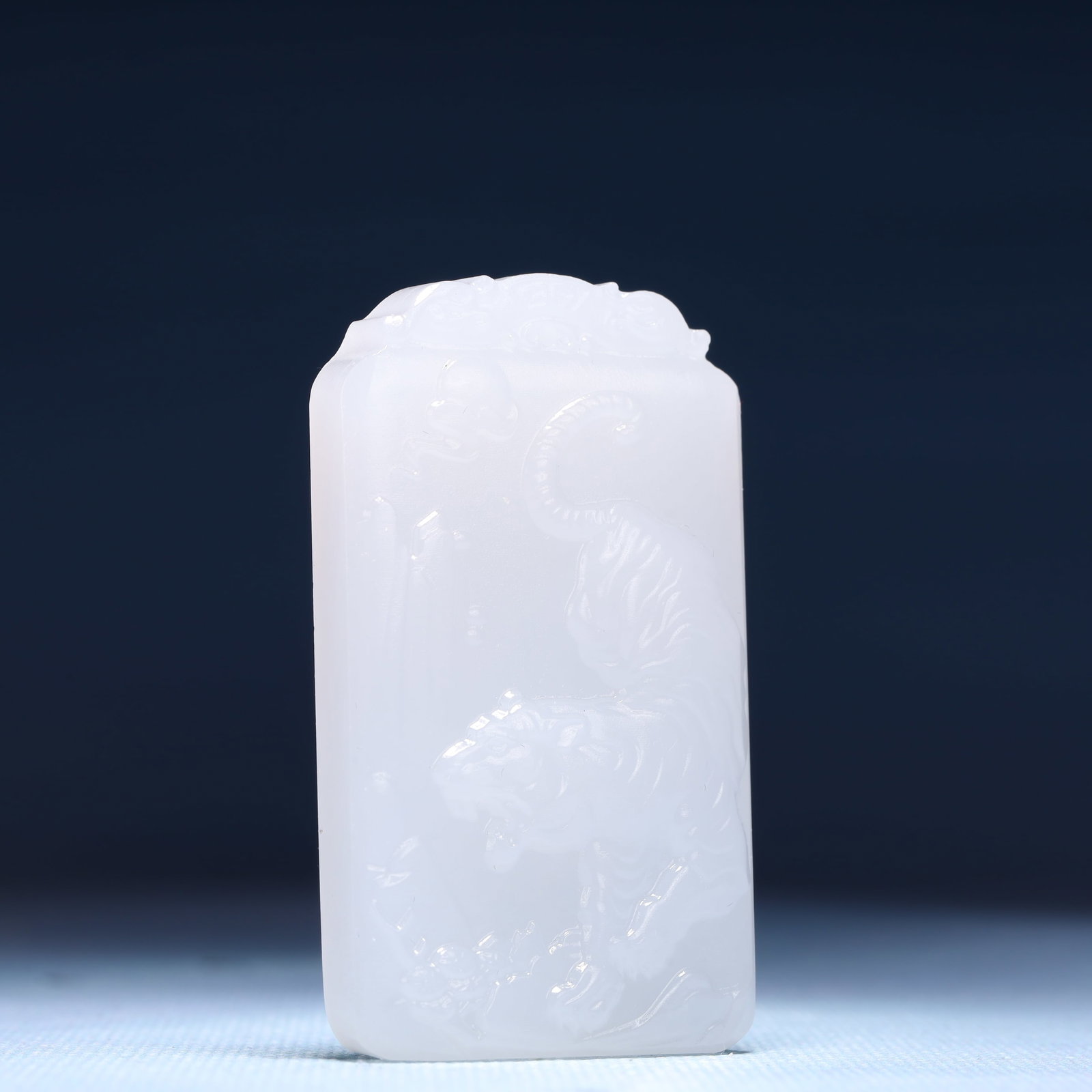 An Exquisite White Jade Tiger Pattern Pendant - 3