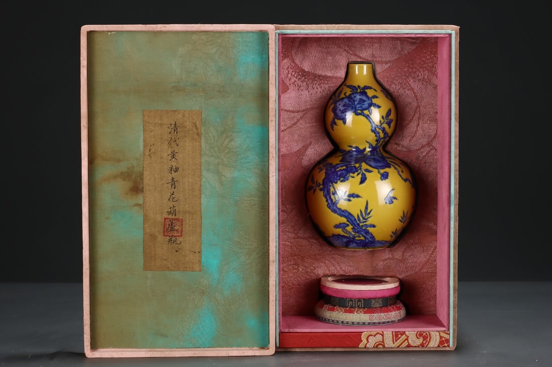 An Exquisite Blue and White Yellow Glazed Bats and Peach Pattern Gourd Vase: An Exquisite Blue and White Yellow Glazed Bats and Peach Pattern Gourd VaseQing Dynasty, China, Qianlong Six-character MarkSize:8.2inx5.1in,青花黄釉福寿纹!