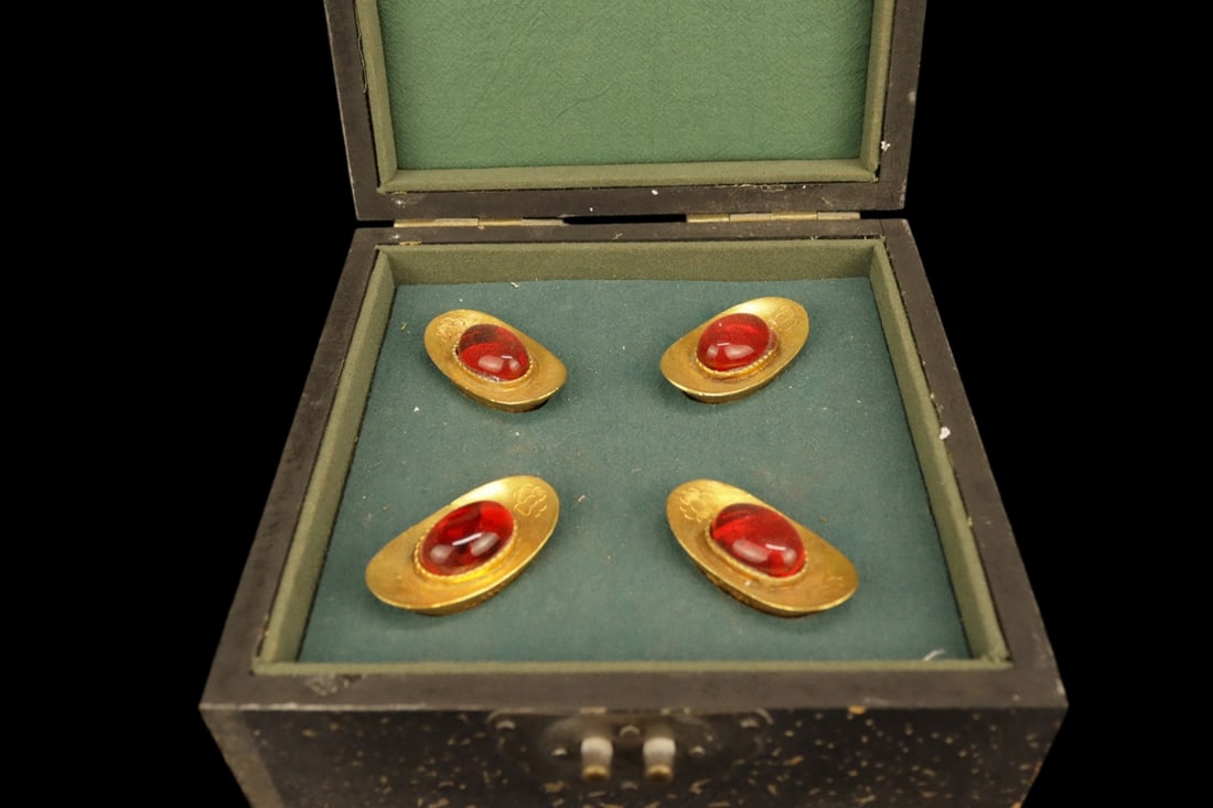 A Set of Fine Gilt Bronze Ingot Ornament,Inlaid Gems: A Set of Fine Gilt Bronze Ingot Ornament,Inlaid Gems,Qing Dynasty,China,with Qianlong Four-character Mark,Size:2inx1.2inx0.8in,Weight:380g,一套铜鎏金元宝Ā