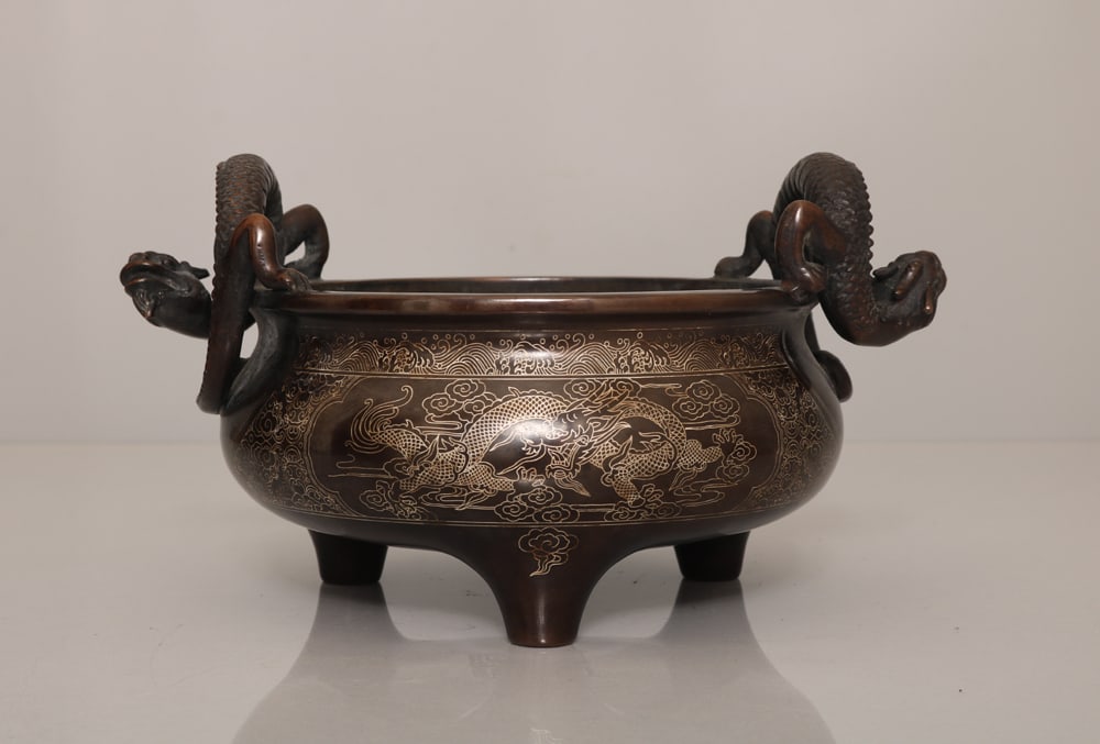 An Exquisite Bronze Inlaid Silver Wire Dragon Pattern Dragon-Ears Tripod Censer: An Exquisite Bronze Inlaid Silver Wire Dragon Pattern Dragon-Ears Tripod Censer,Ming Dynasty,China,With Mark,Size:4.3inx8.1in,Weight:2289g,铜嵌银丝龙纹龙ň