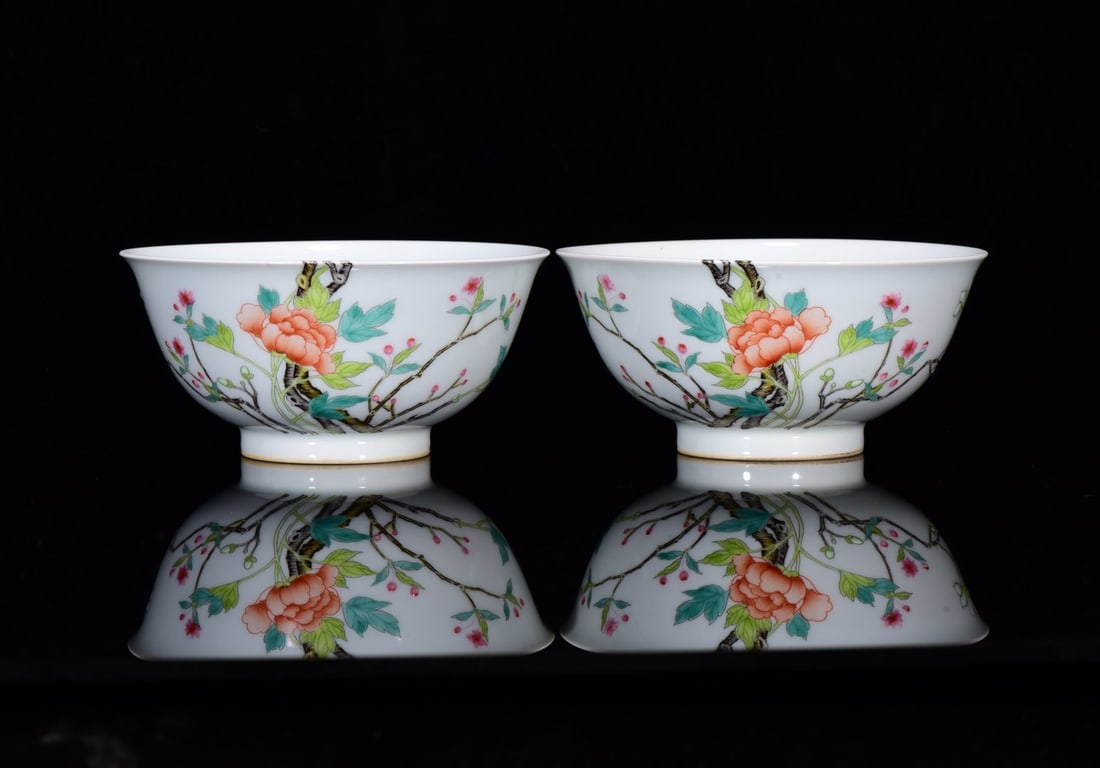 A Pair of Exquisite Famille-Rose Flower Pattern Bowls: A Pair of Exquisite Famille-Rose Flower Pattern Bowls,Qing Dynasty,China,with Yongzheng Four-character Mark,Size:2.8inx5.9in,一对粉彩花卉纹碗,中&#
