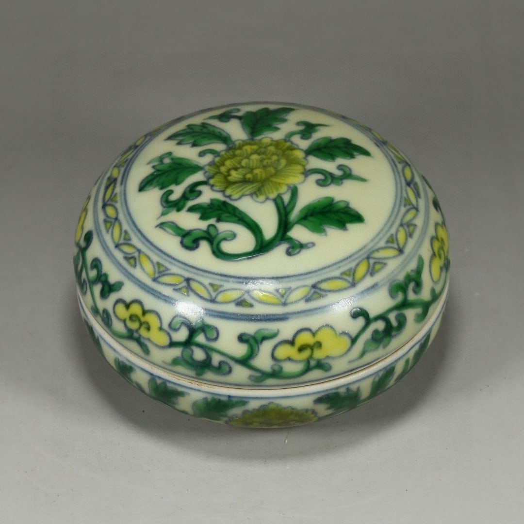 An Exquisite Doucai Flower Pattern Box - 2