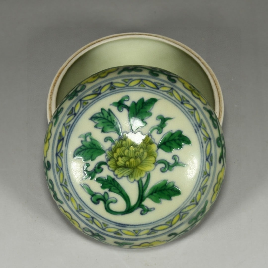 An Exquisite Doucai Flower Pattern Box - 3