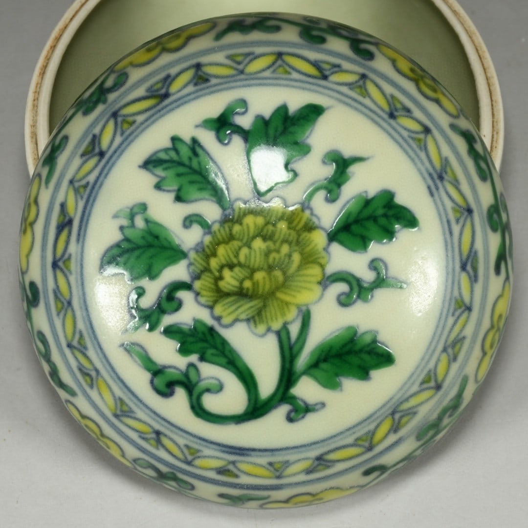 An Exquisite Doucai Flower Pattern Box - 4