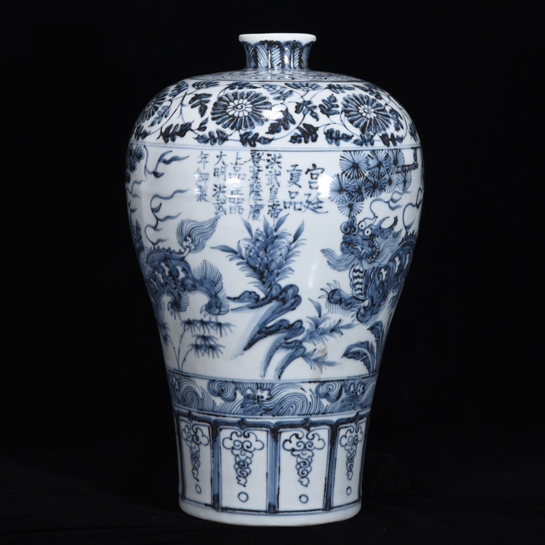 An Exquisite Blue and White Kylin Pattern Vase: An Exquisite Blue and White Kylin Pattern Vase,Ming Dynasty,China,With Mark,Size:14.6inx9.3in,青花麒麟纹瓶,中国明代,带款