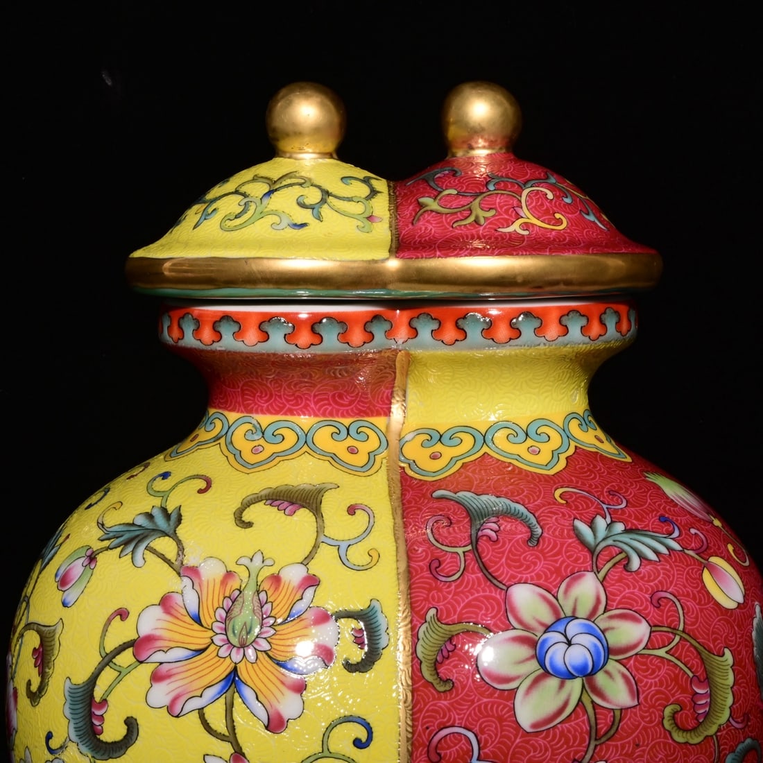 An Exquisite Enamel Lotus Pattern Jar, - 4