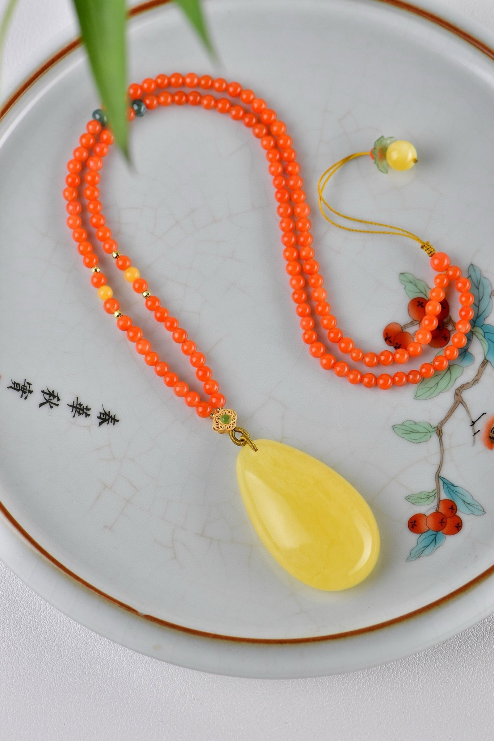 An Exquisite Amber Pendant,With Agate: An Exquisite Amber Pendant,With Agate,Size:47.8mmx28.3mmx14.8mm,4.2mm,Total Weight:34g 蜜蜡吊坠,配玛瑙