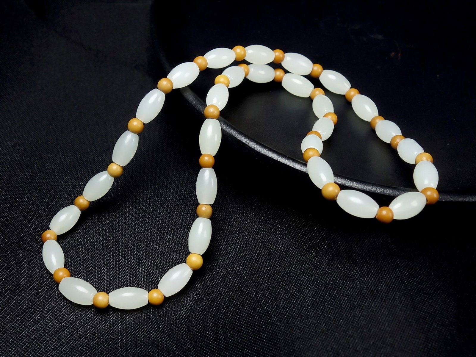 An Exquisite White Jade Bracelets - 2