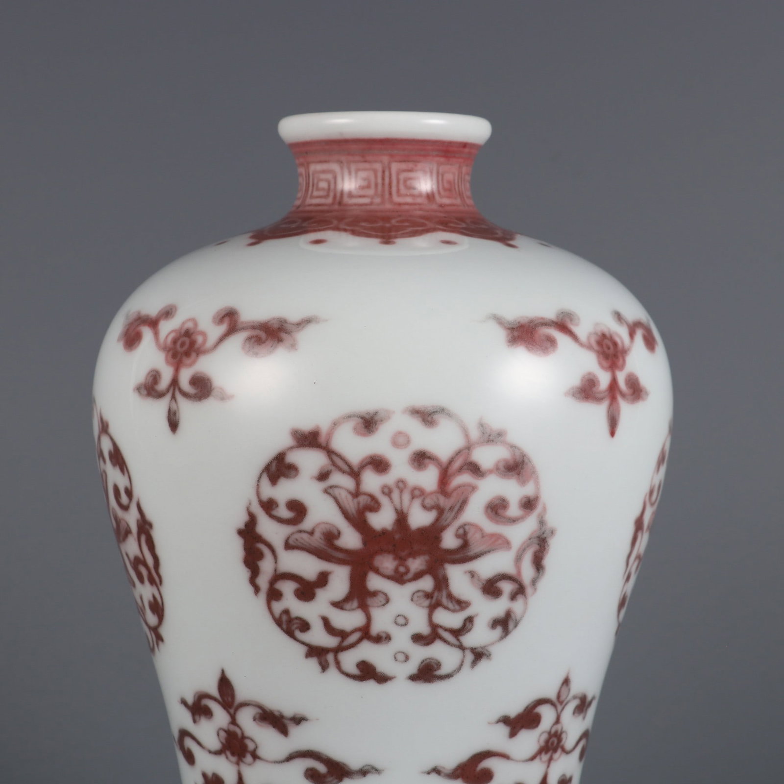 An Exquisite Underglaze-Red Flower Pattern Vase - 4