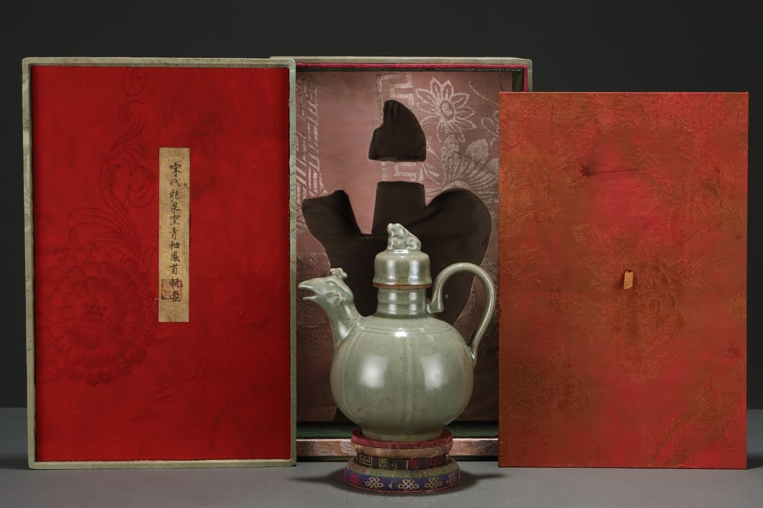An Exquisite Longquan yao Celadon Glazed Ewer: An Exquisite Longquan yao Celadon Glazed Ewer,Song Dynasty, China,Size:8.5inx7.4in,龙泉窑青釉执壶,中国宋代