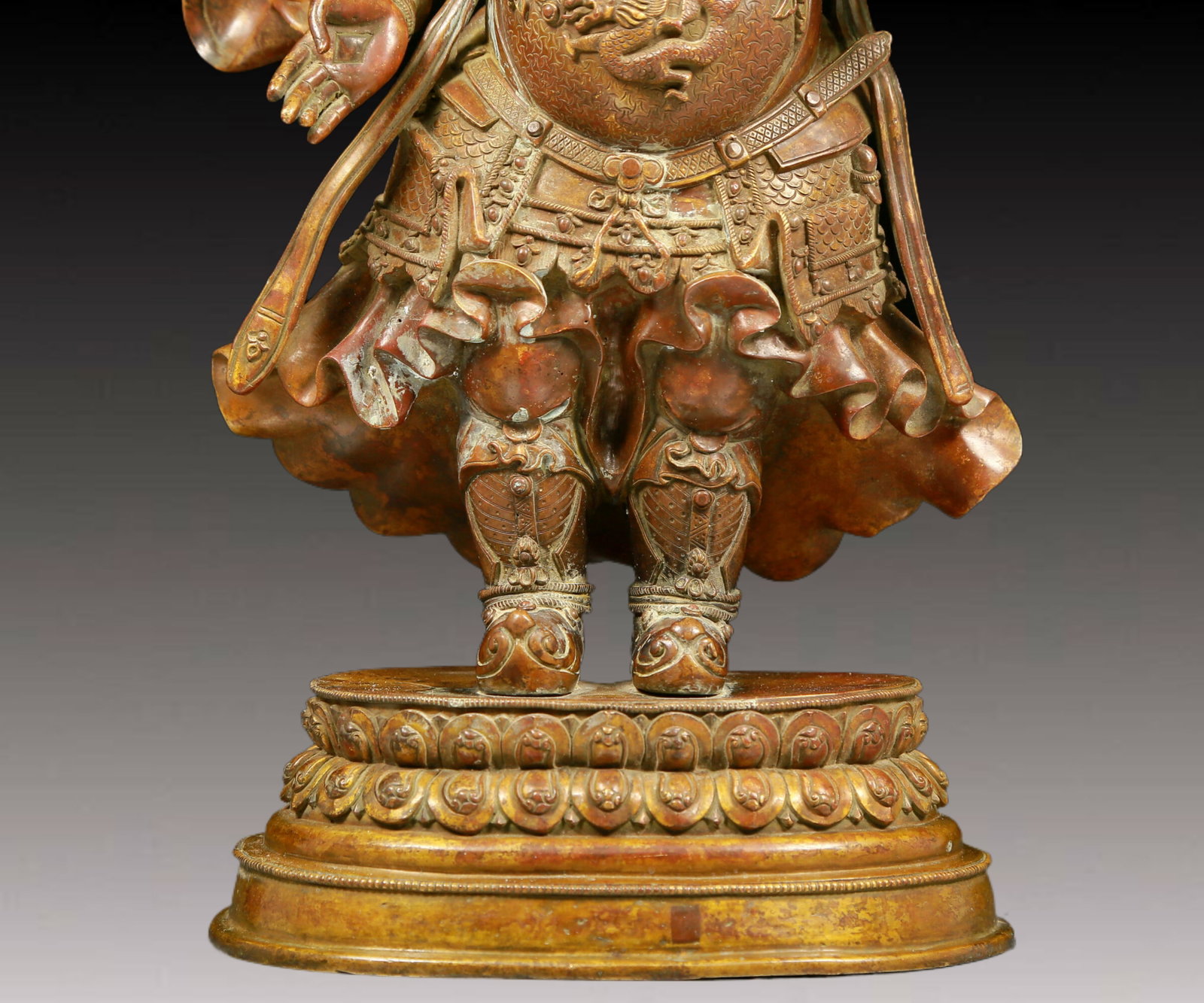 A solemn bronze figure - 4