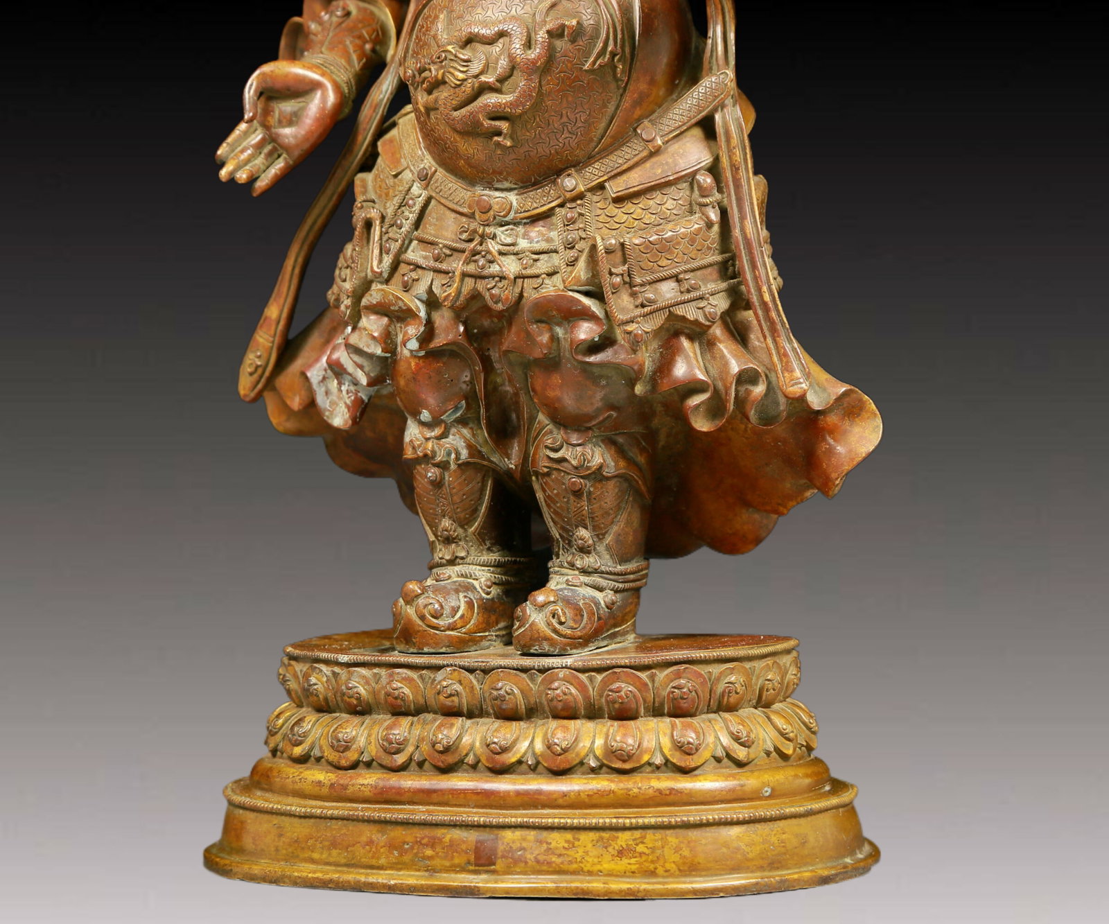 A solemn bronze figure - 7
