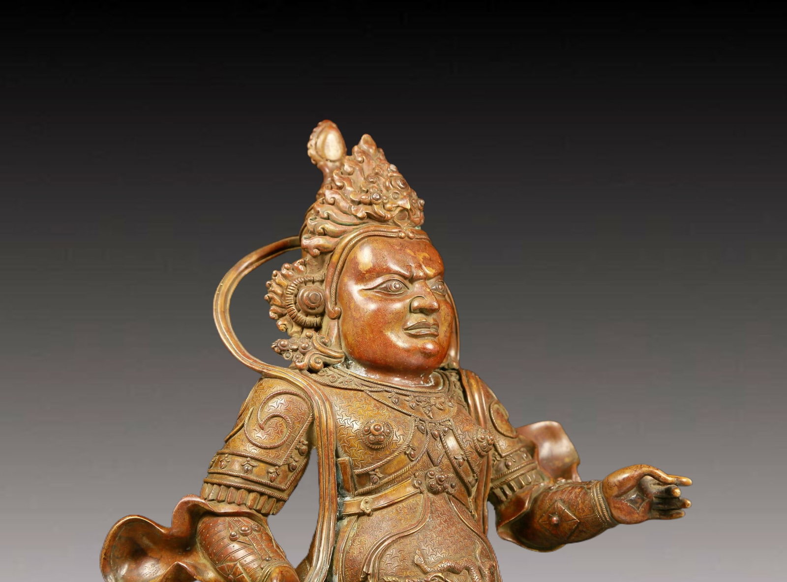 A solemn bronze figure - 9
