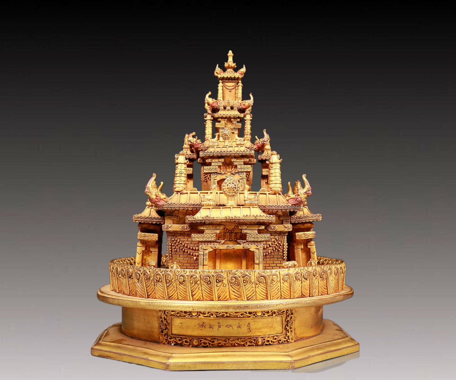 An exquisite gilt bronze altar: An exquisite gilt bronze altar,Qianlong seven-character mark,Qing Dynasty,China. The surface has been carefully carved,vividly demonstrating the superb skills of the craftsmen. It has its own unique m